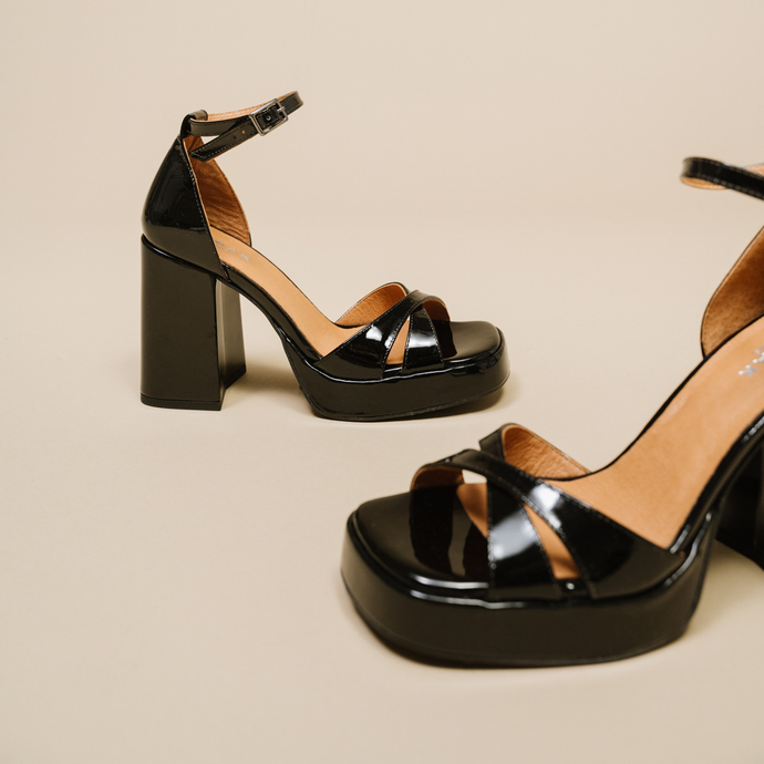 Sandales à talons hauts et bouts carrés  en cuir vernis noir