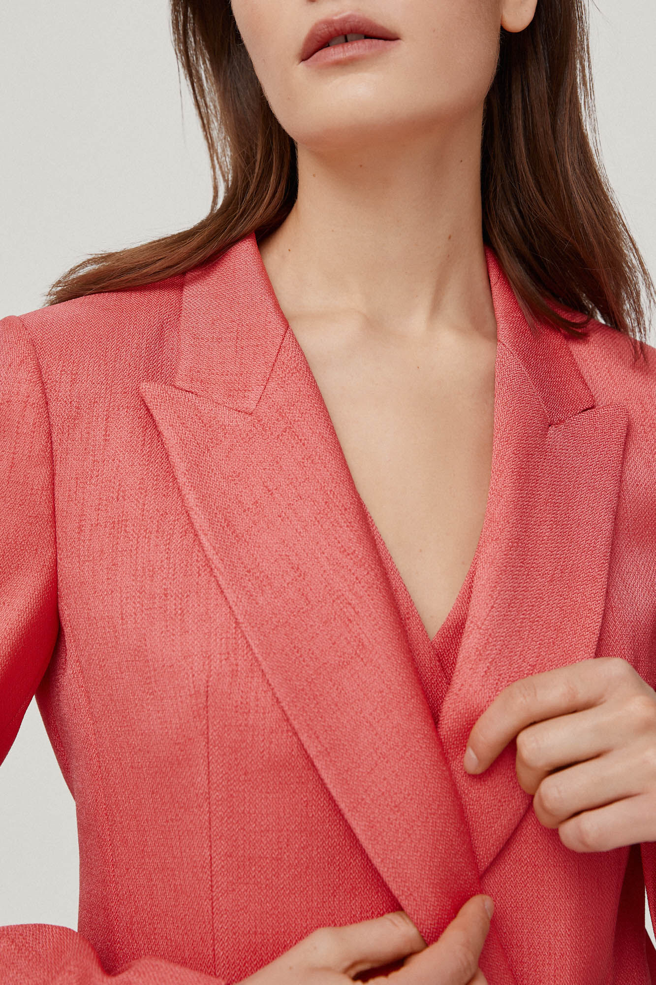 Blazer de abotoamento duplo com botões contrastantes. - Coral