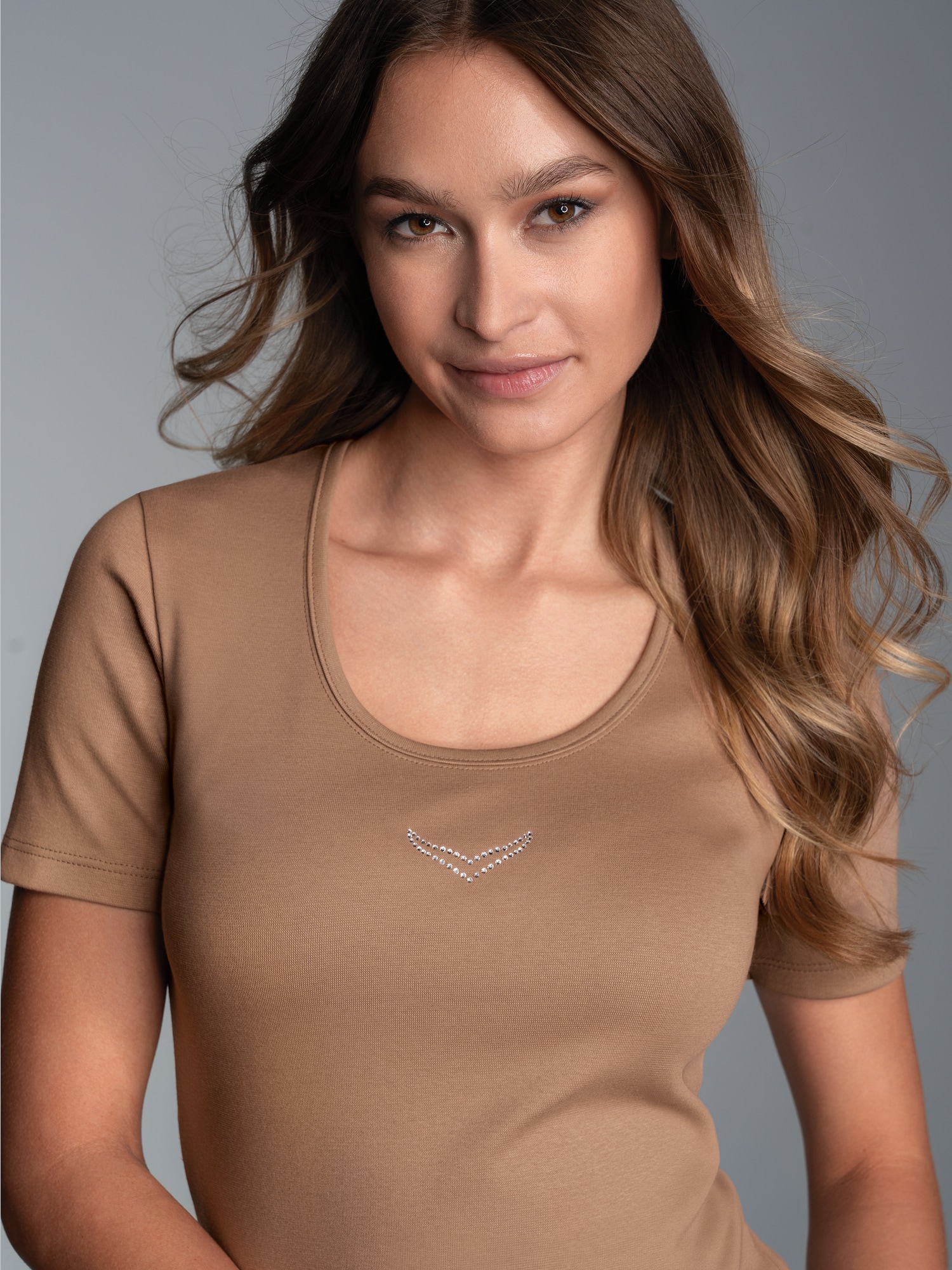 T-Shirt mit Kristallsteinen Haselnuss