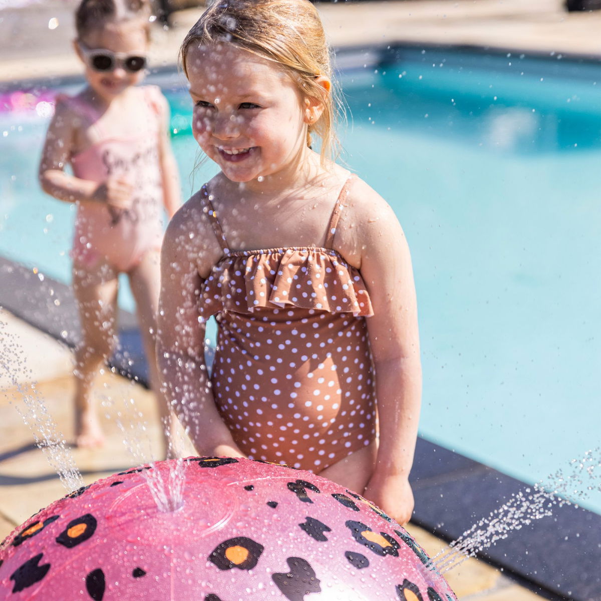 Swim EssentialsSwim Essentials   Wasserball mit Sprinkler