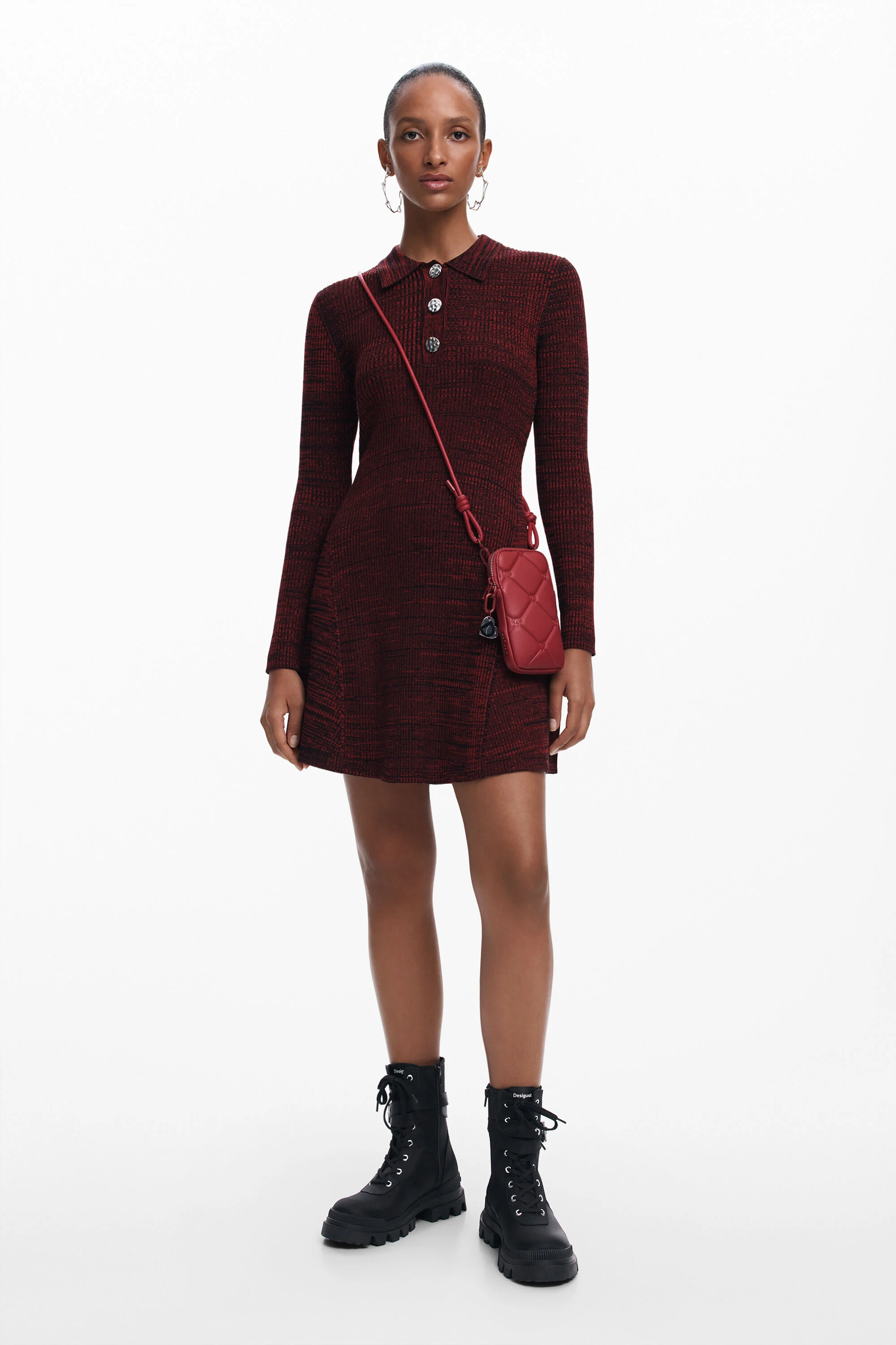 Vestido curto de gola alta
