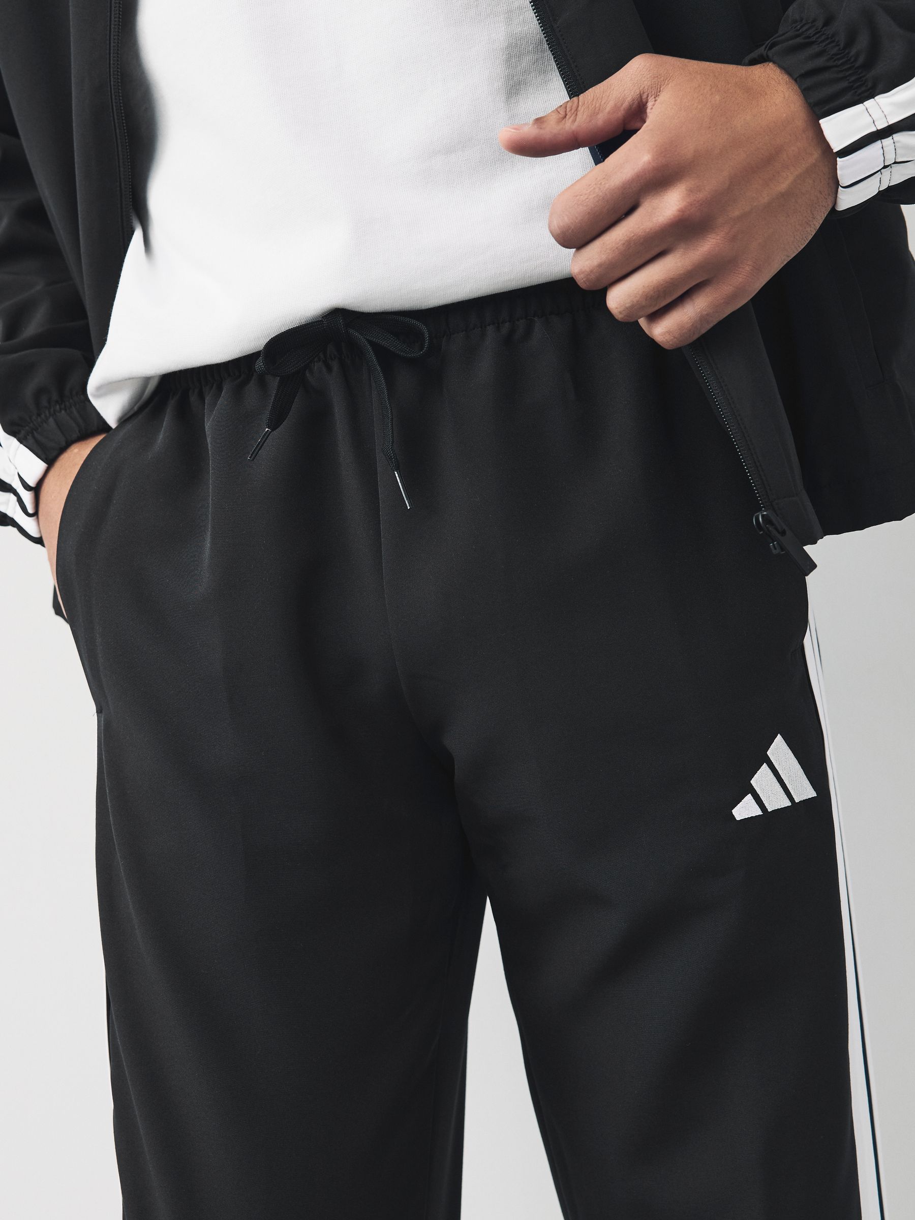 Zwart - adidas Sportswear Basic 3-Stripes Woven Tracksuit