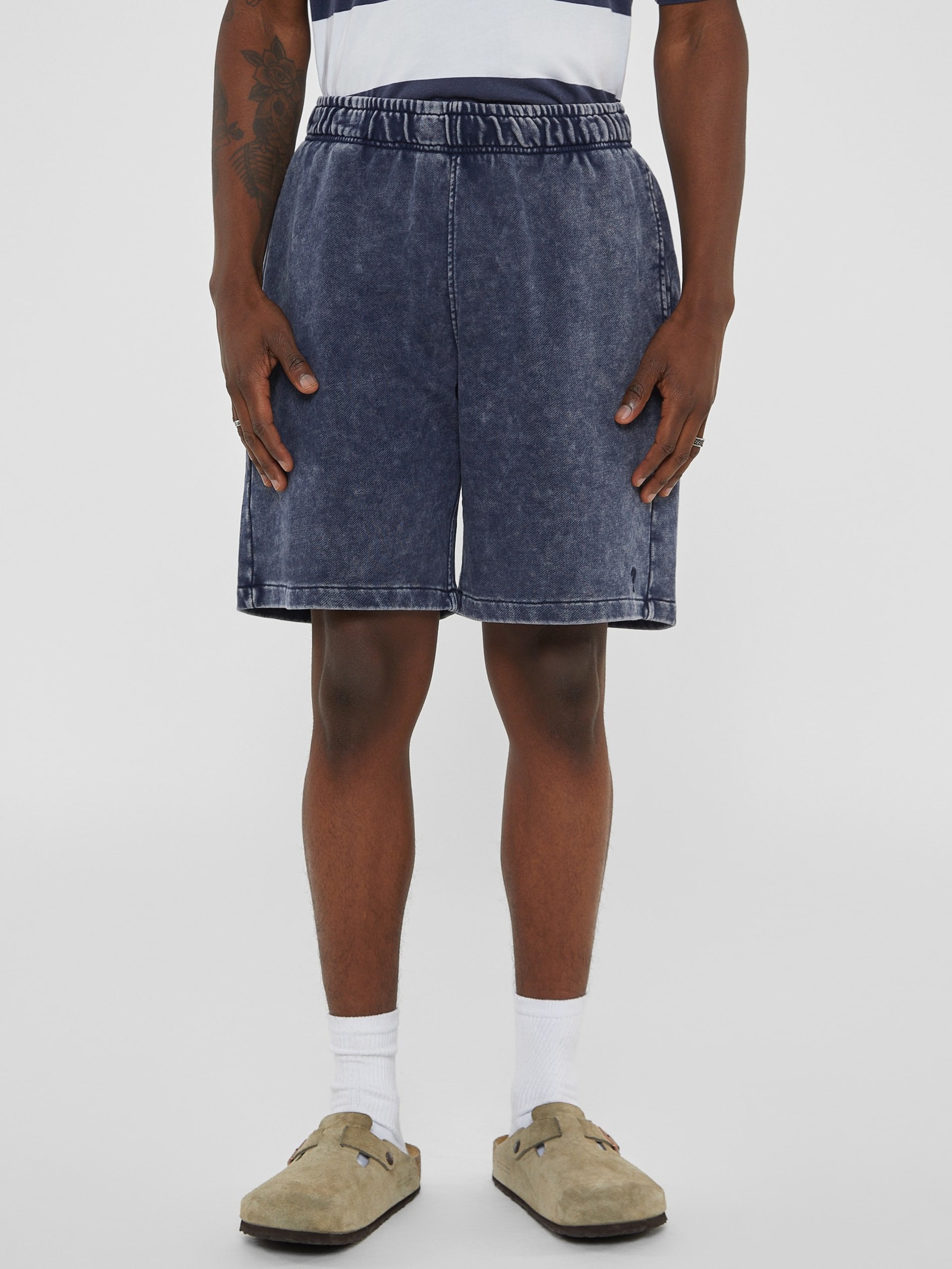 Shorts de moletom com lavagem ácida da GUESS Originals