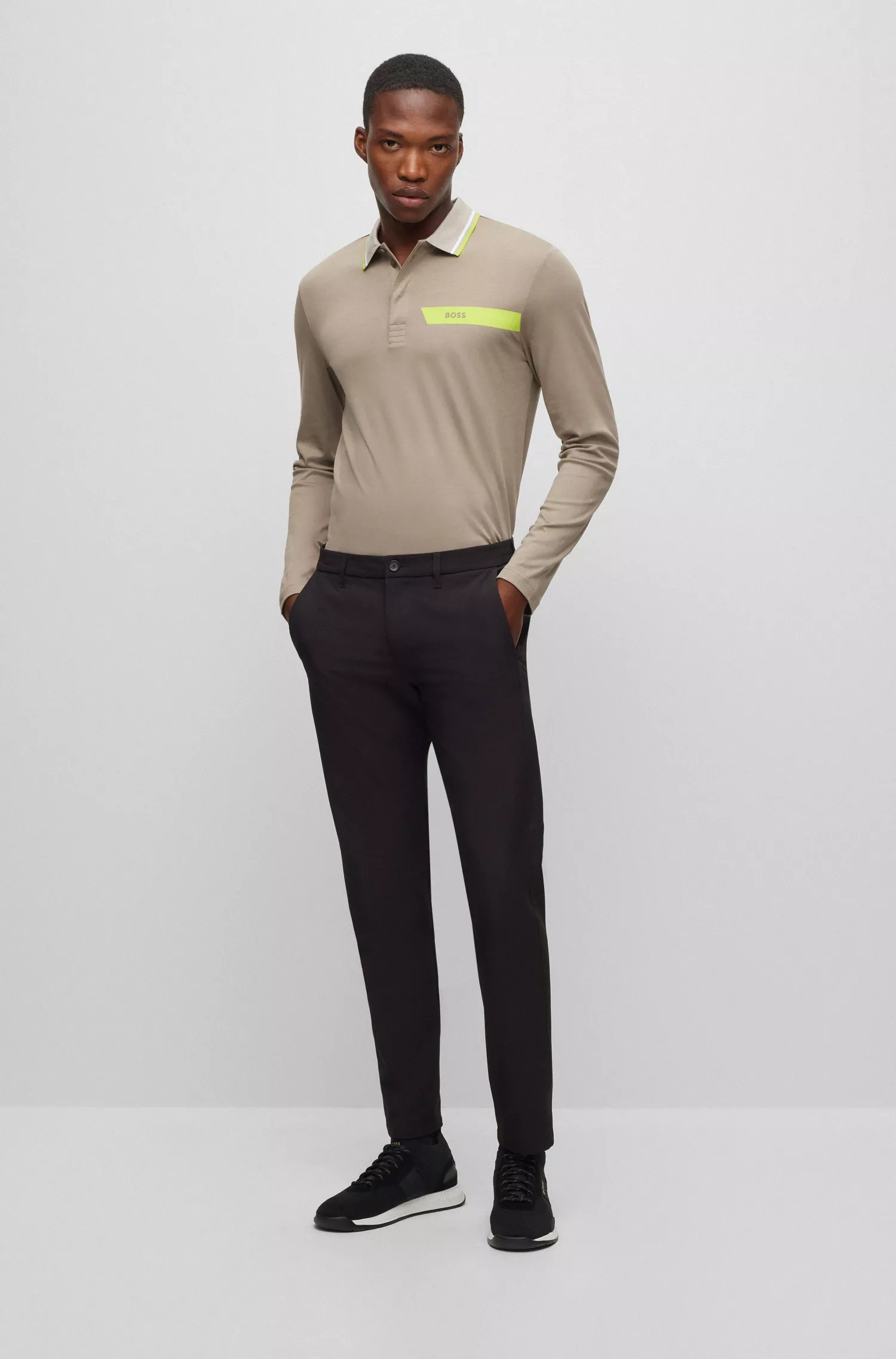 Camisa polo BOSS verde em algodão interlock com listras e logotipo.