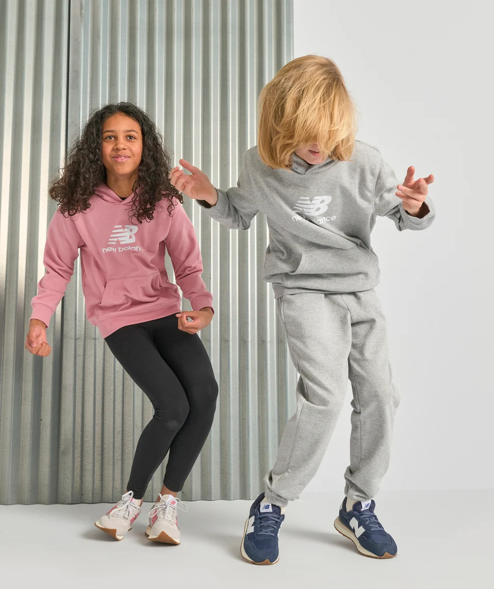 NEW BALANCEJOGGING GRIS GARÇON ESSENTIALS STACKED LOGO