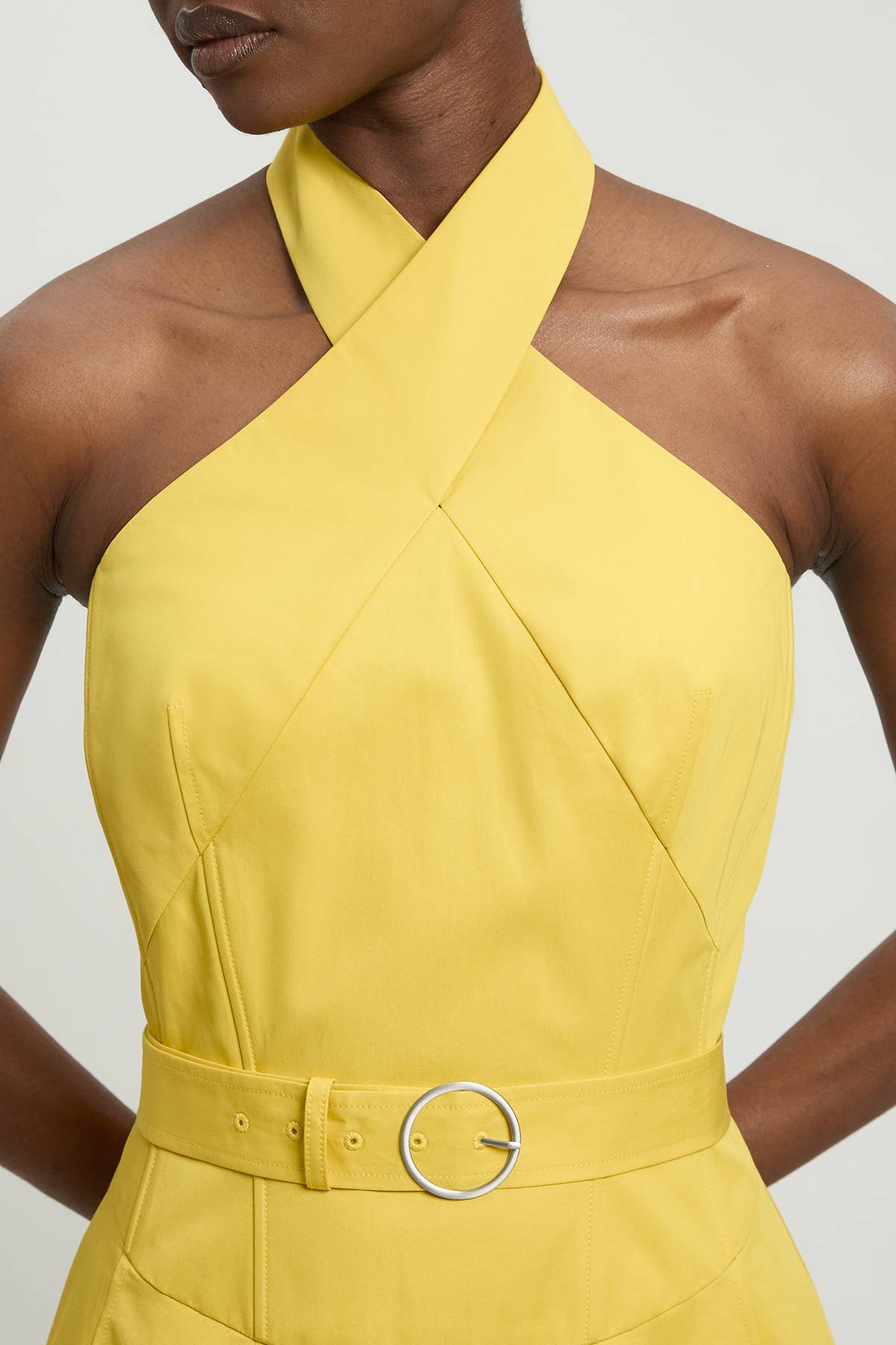 KarenMillen Robe Mi-longue Cintrée Ceinturée En Satin De Coton Ajusté
