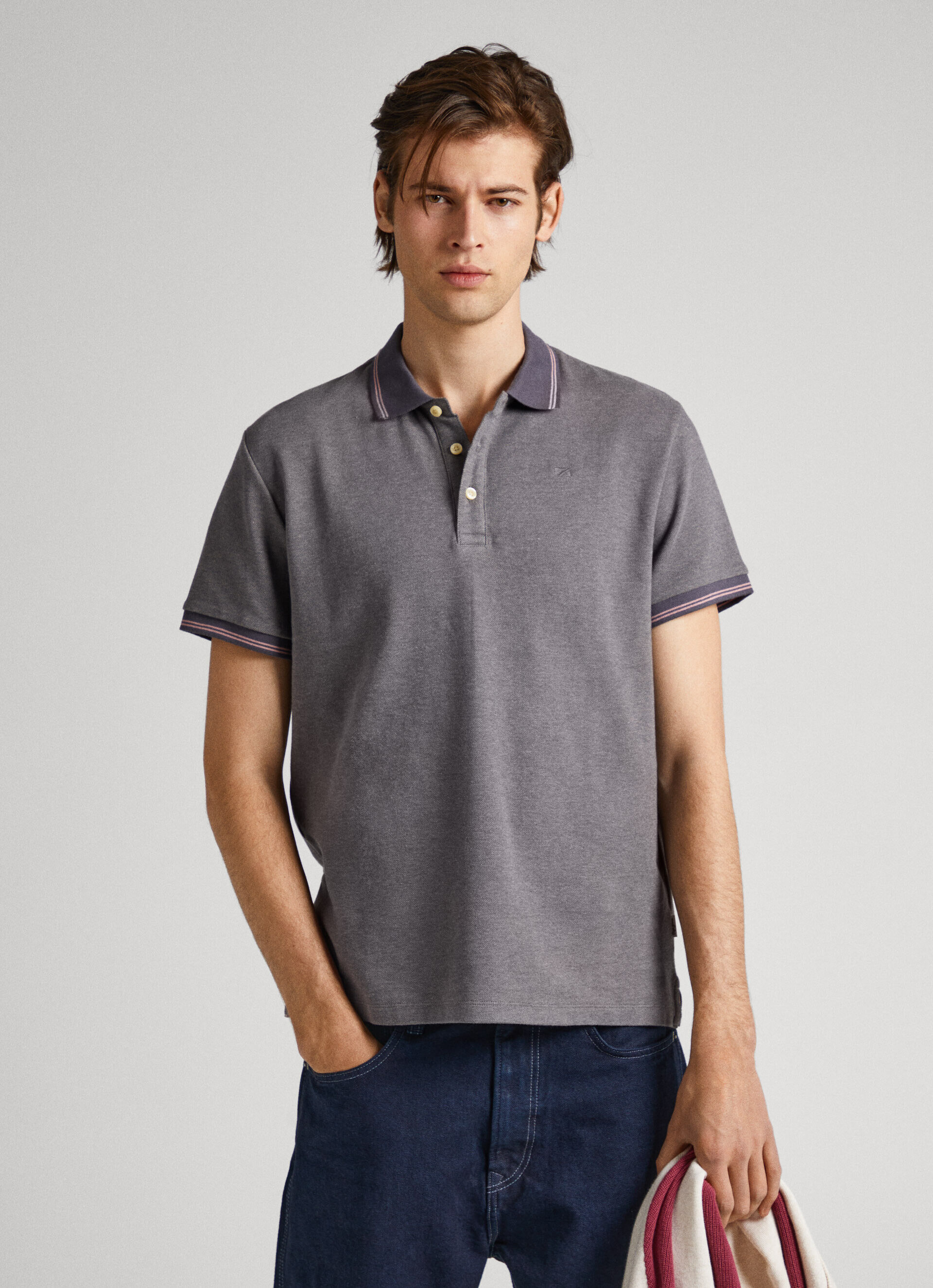 Polo com o logotipo da bandeira - cinza trovão
