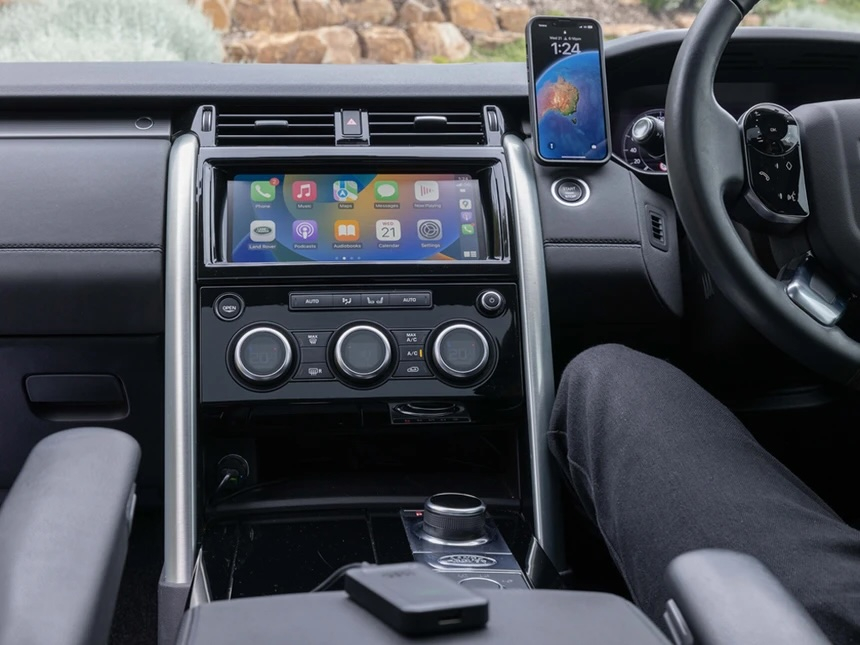 Bluetooth Apple CarPlay Auto KFZ Adapter mit USB A und USB C Verbindungskabel für Apple iOS Smartphones (QLA-CPA) - Schwarz