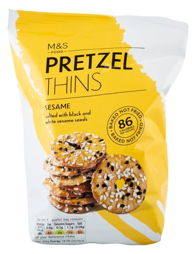 Marks & Spencer Pretzel Thins mit schwarzem und weißem Sesam