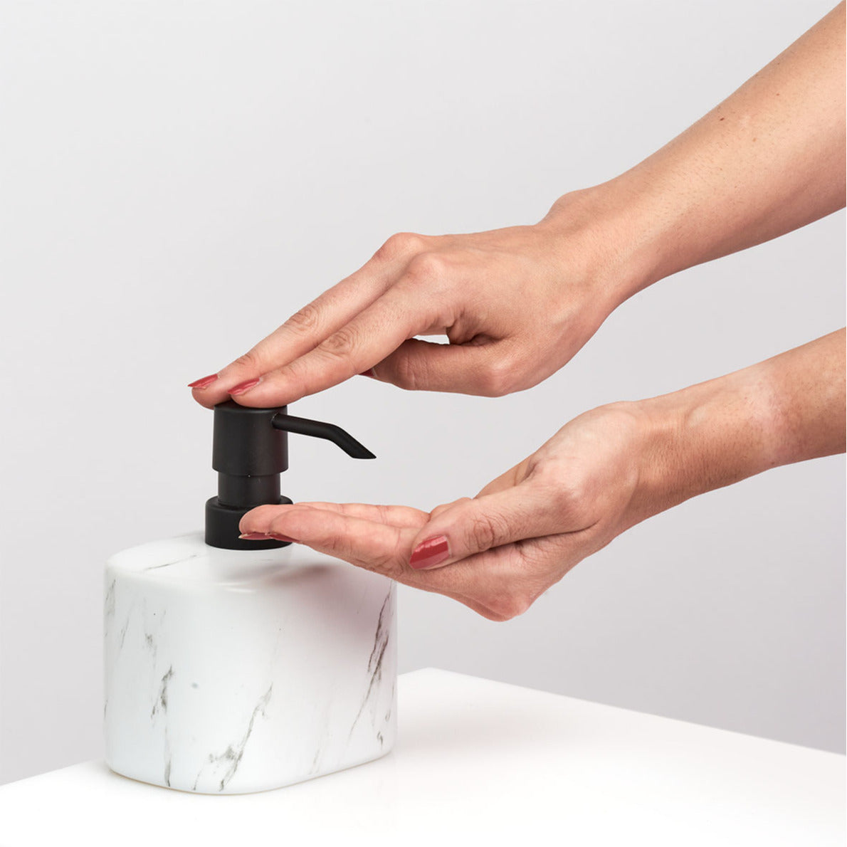 Zeller Zeeppompje|dispenser - keramiek - wit marmer look luxe - 13 cm