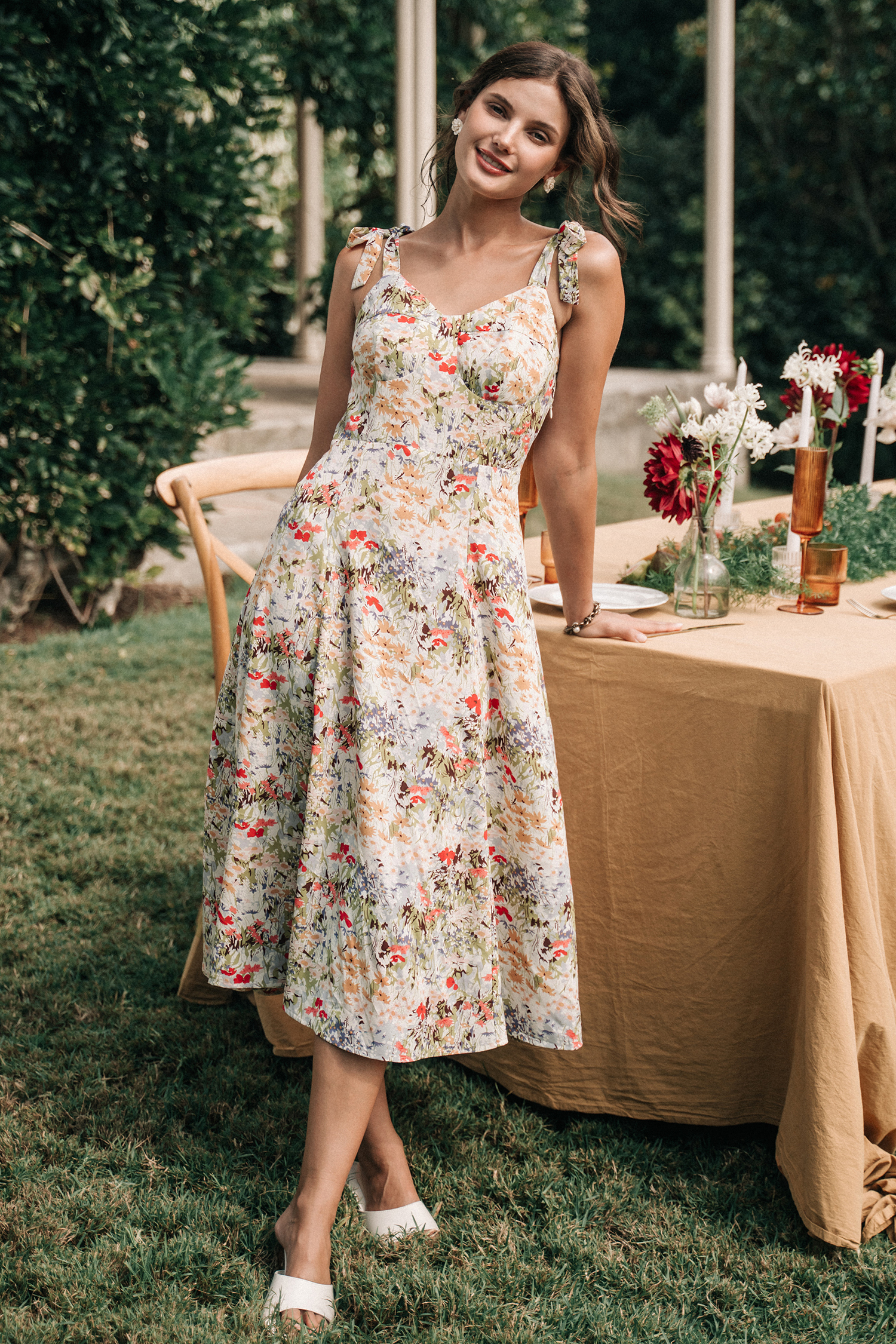 Robe midi fleurie à nouer sur l'épaule avec col en cœur