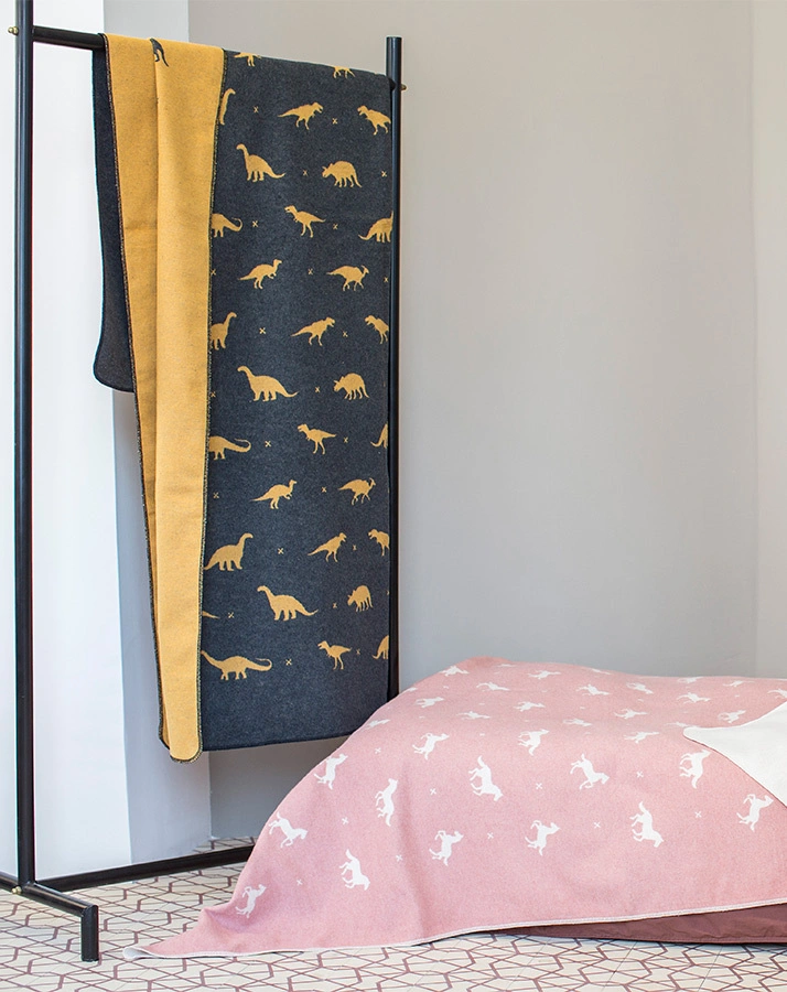 Kuscheldecke DINOS (140x200) in anthrazit/beige