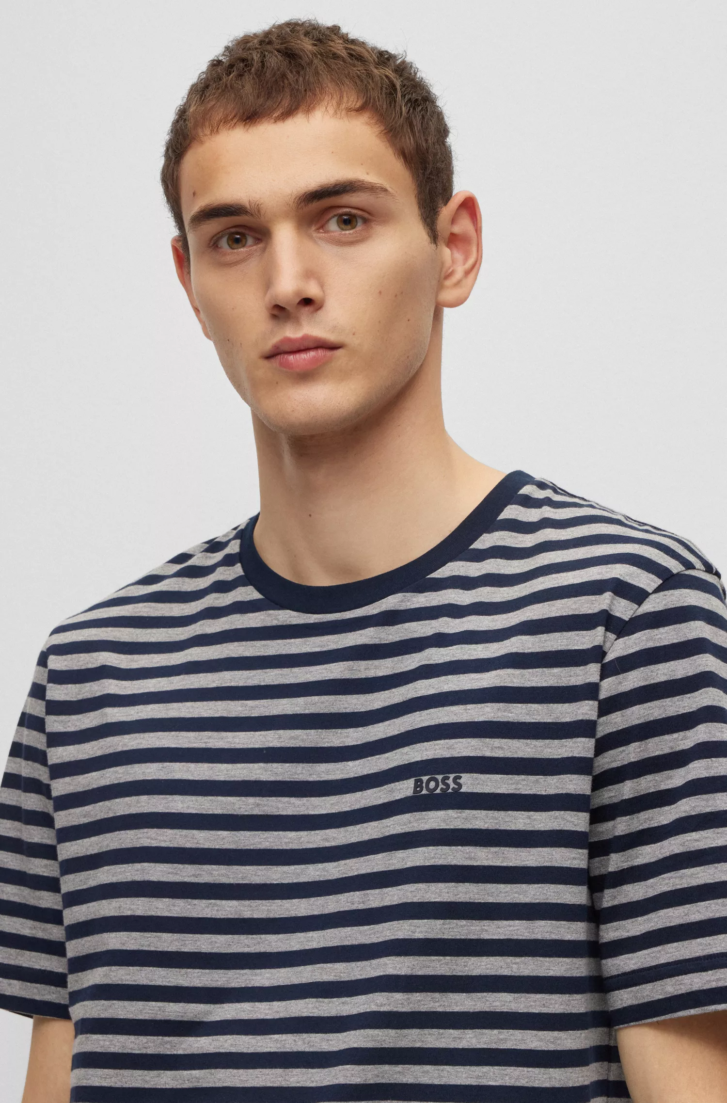 Camiseta BOSS laranja, modelagem relaxada, em puro algodão com listras horizontais.