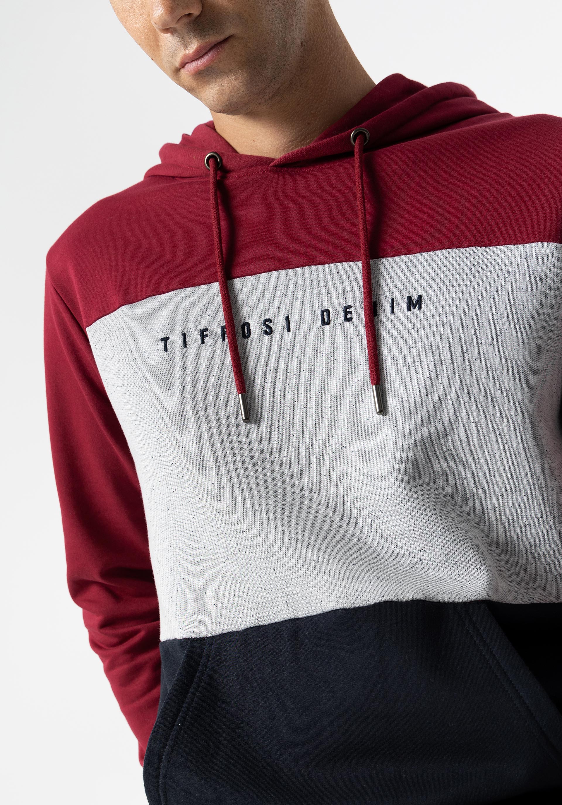 Hoodie Tricolor com Bordado Frontal