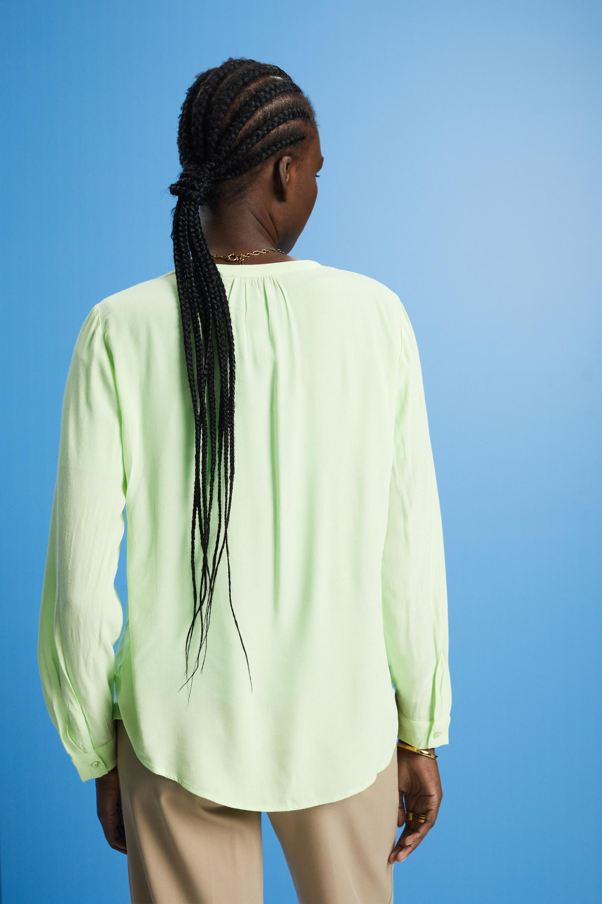 Blouse en crêpe à encolure fendue