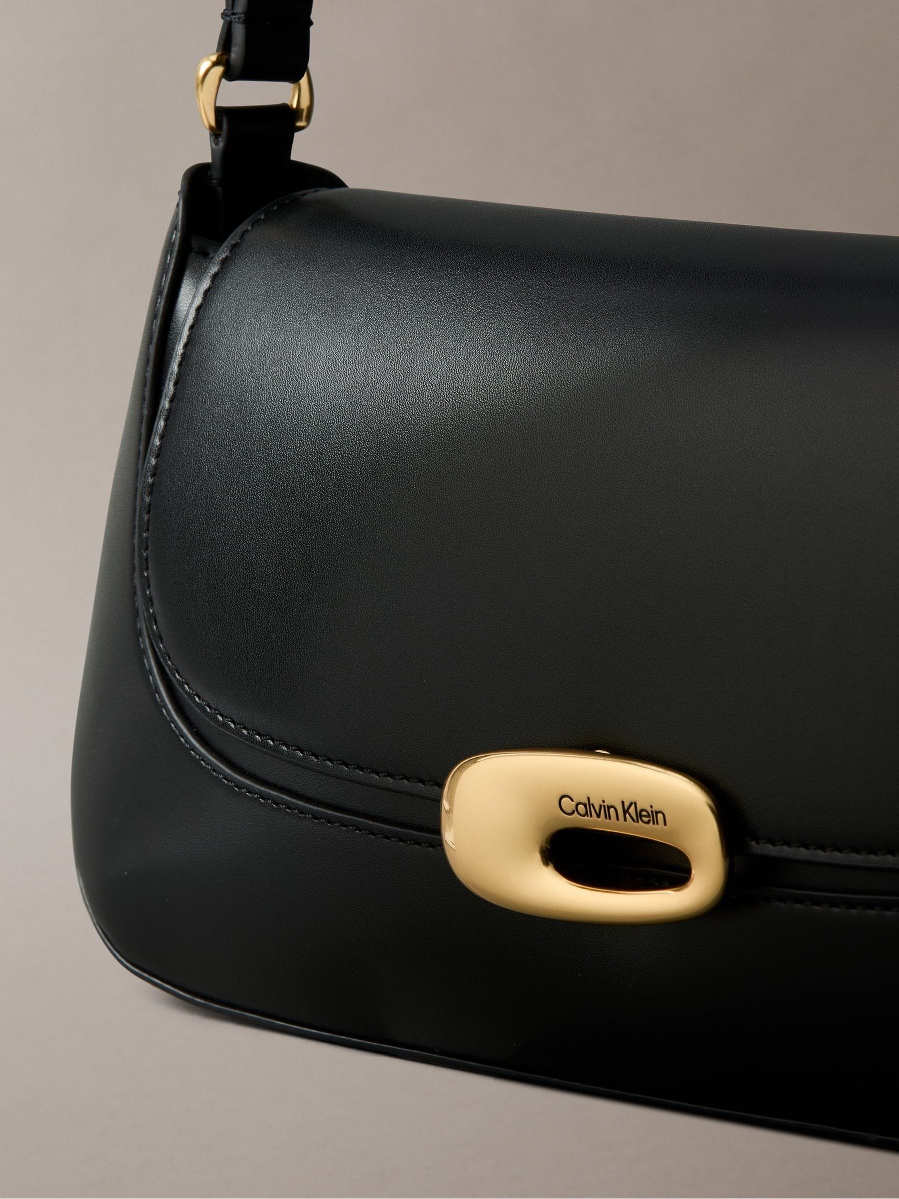Zwart - Calvin Klein Top Flap Shoulder Bag