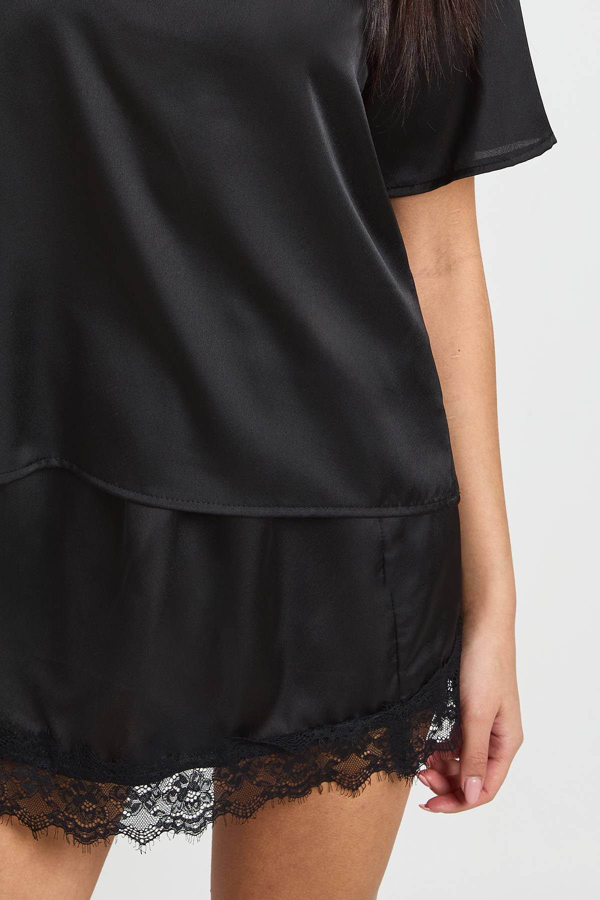 boohoo Ensemble Coordonné T-shirt Satiné Oversize Et Mini-jupe En Dentelle