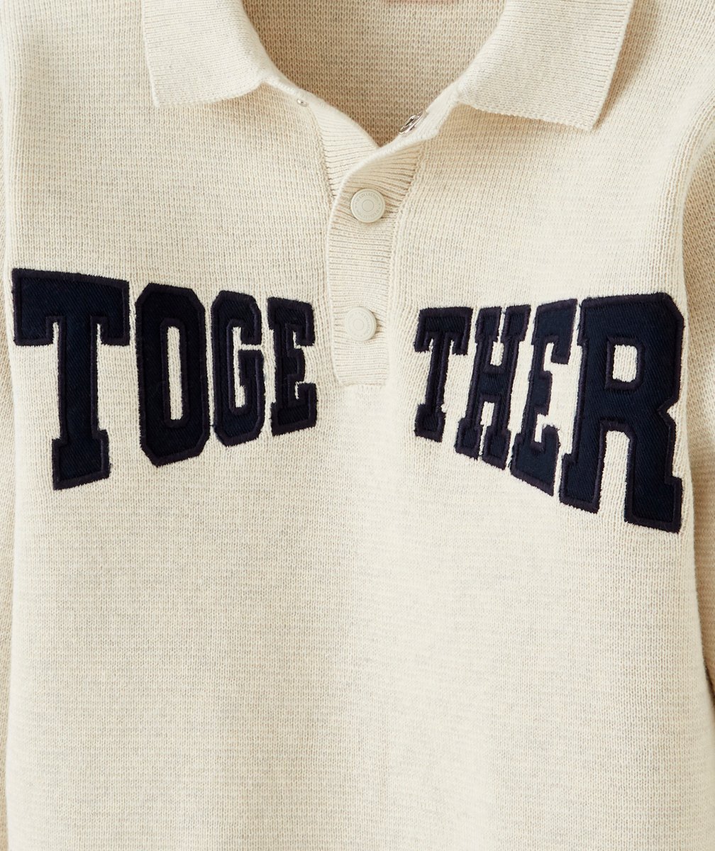 POLO GARÇON EN COTON ÉCRU AVEC BANDE BLEU MARINE ET MESSAGE