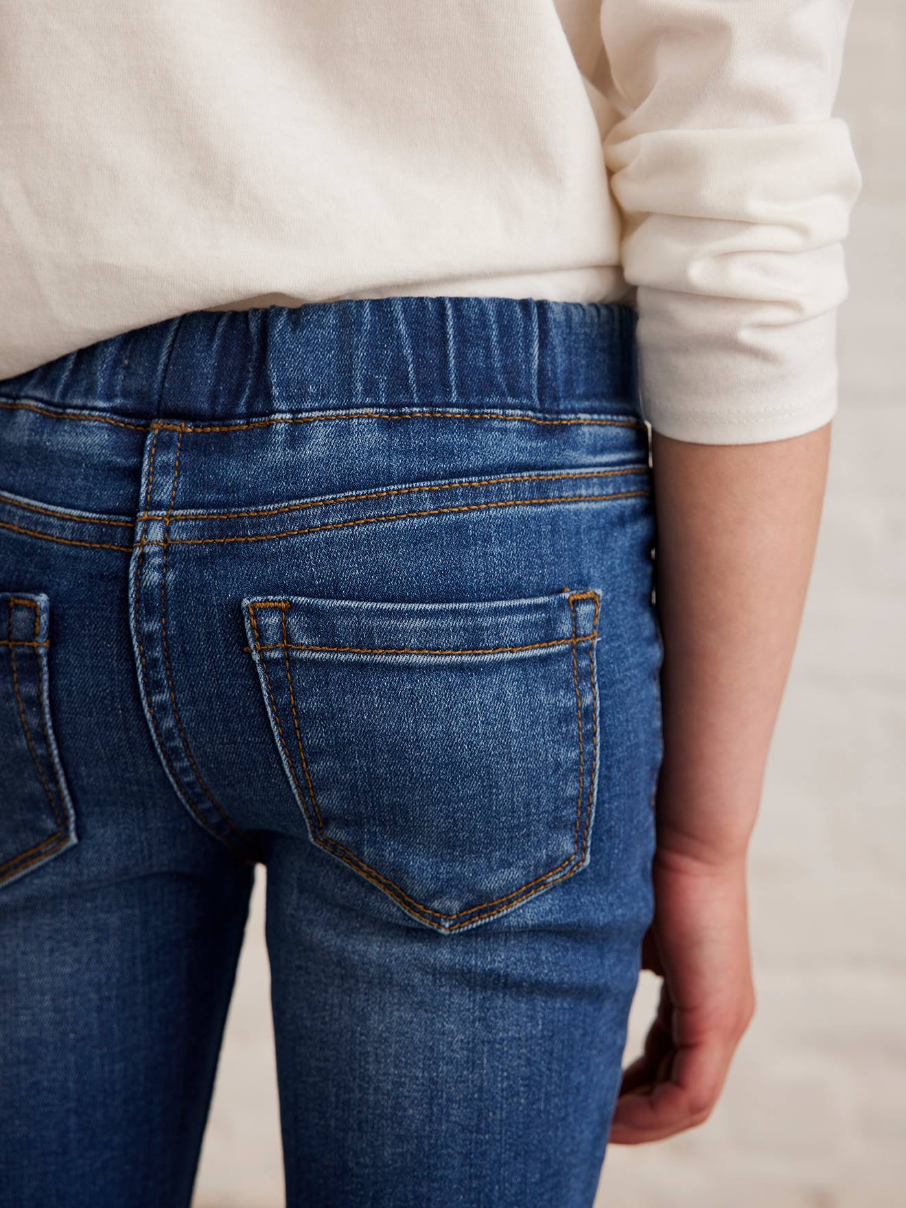 Calça legging infantil com estampa a laser, na cor azul médio lisa com detalhes.