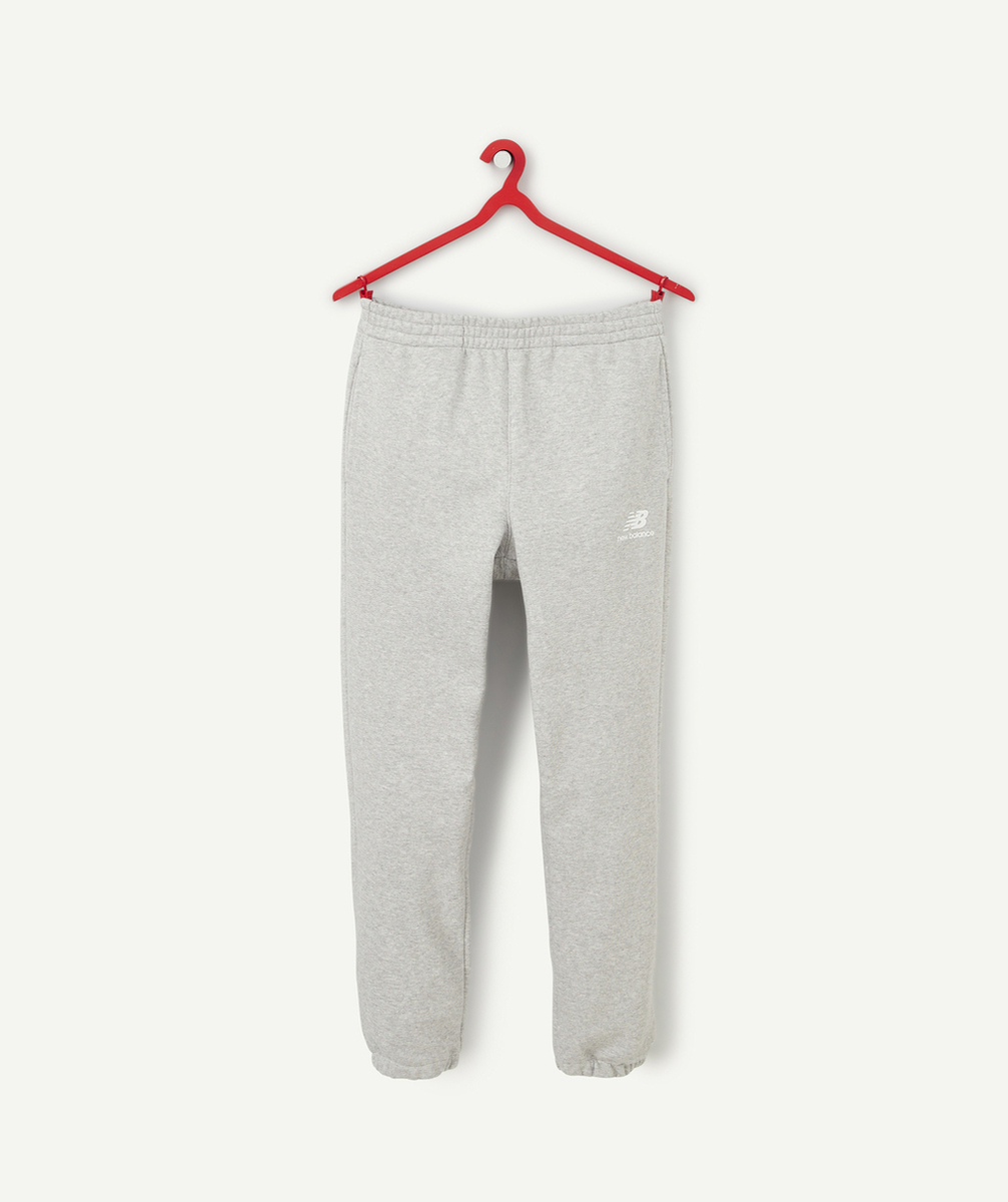 NEW BALANCEJOGGING GRIS GARÇON ESSENTIALS STACKED LOGO
