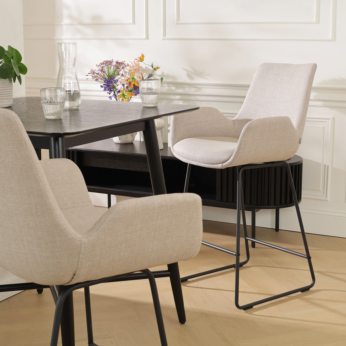 Barkruk Nino-Eef beige - zwart onderstel - 65 cm