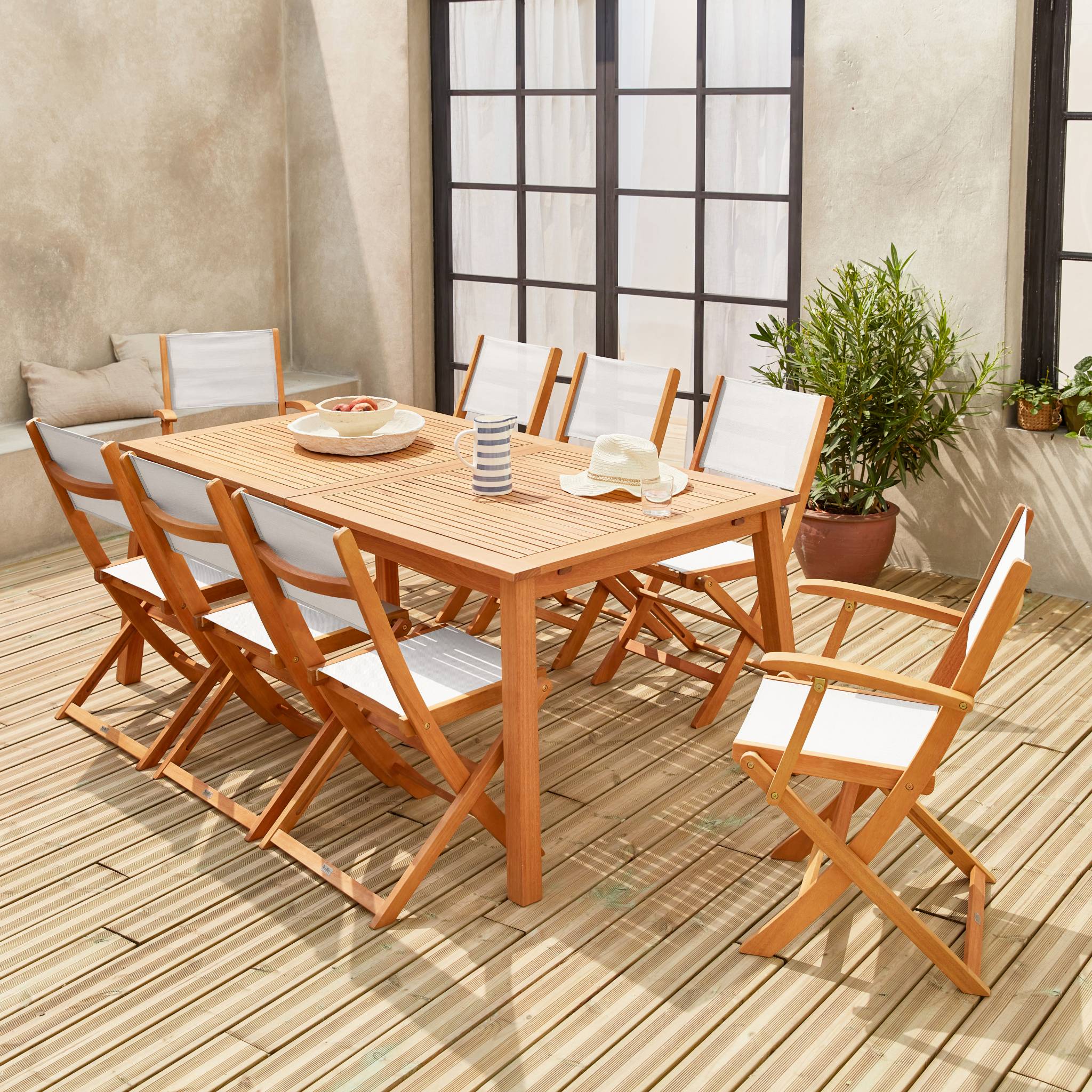 sweeek - Uitschuifbare houten tuintafel, 8 stoelen