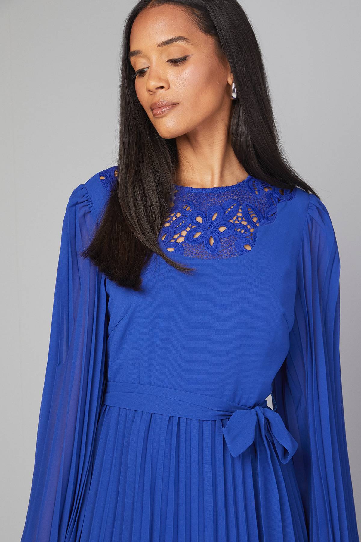 Wallis Robe Mi-Longue Plissée à Garniture Florale