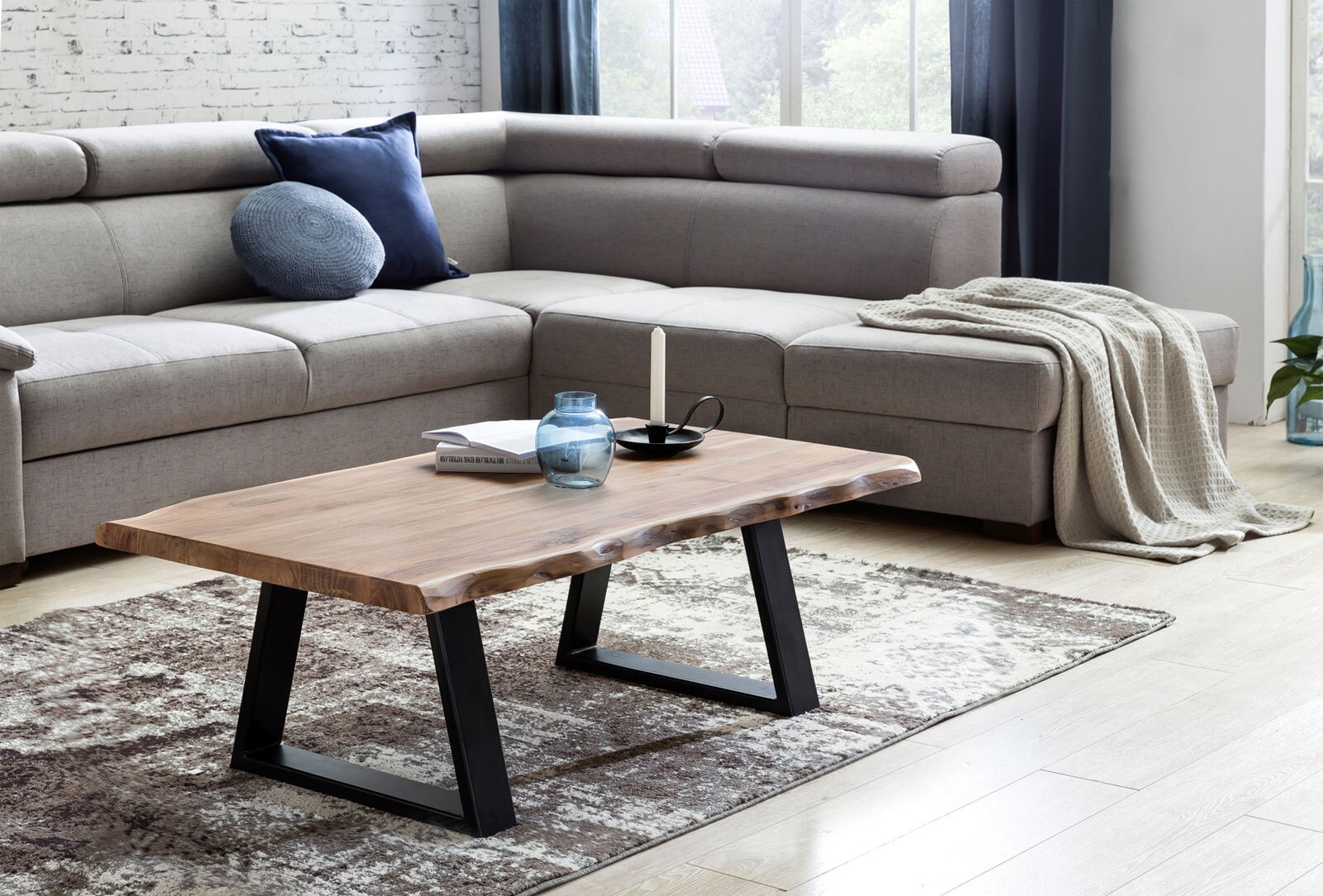 Couchtisch Orfalu 60 x 115 x 40 cm Massivholz Akazie Metall