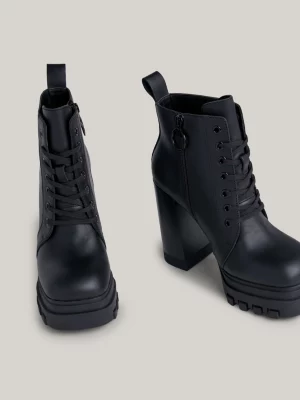 Botas de couro com salto alto e cadarço