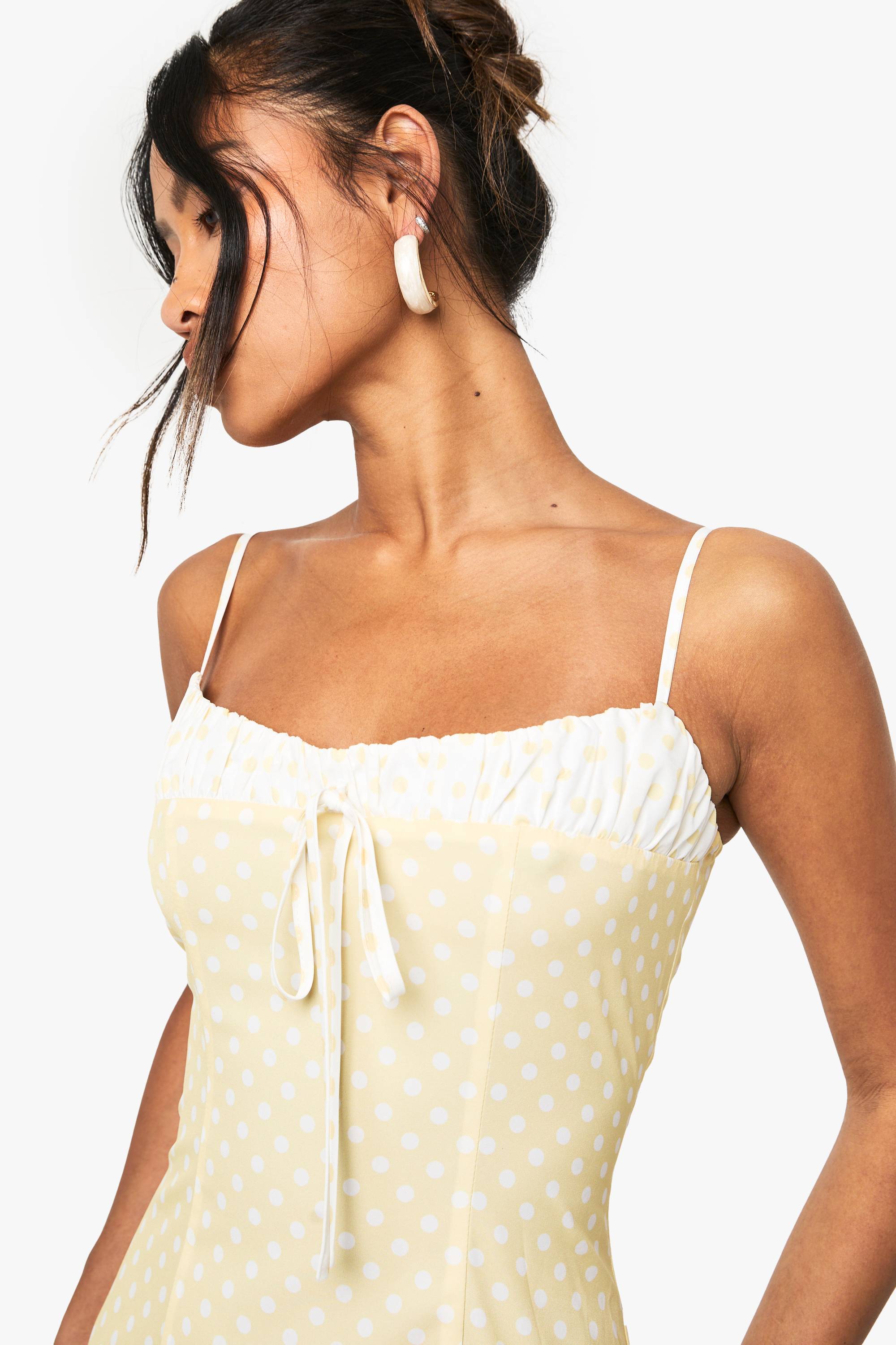 boohoo Robe Mini à Pois Contrastante