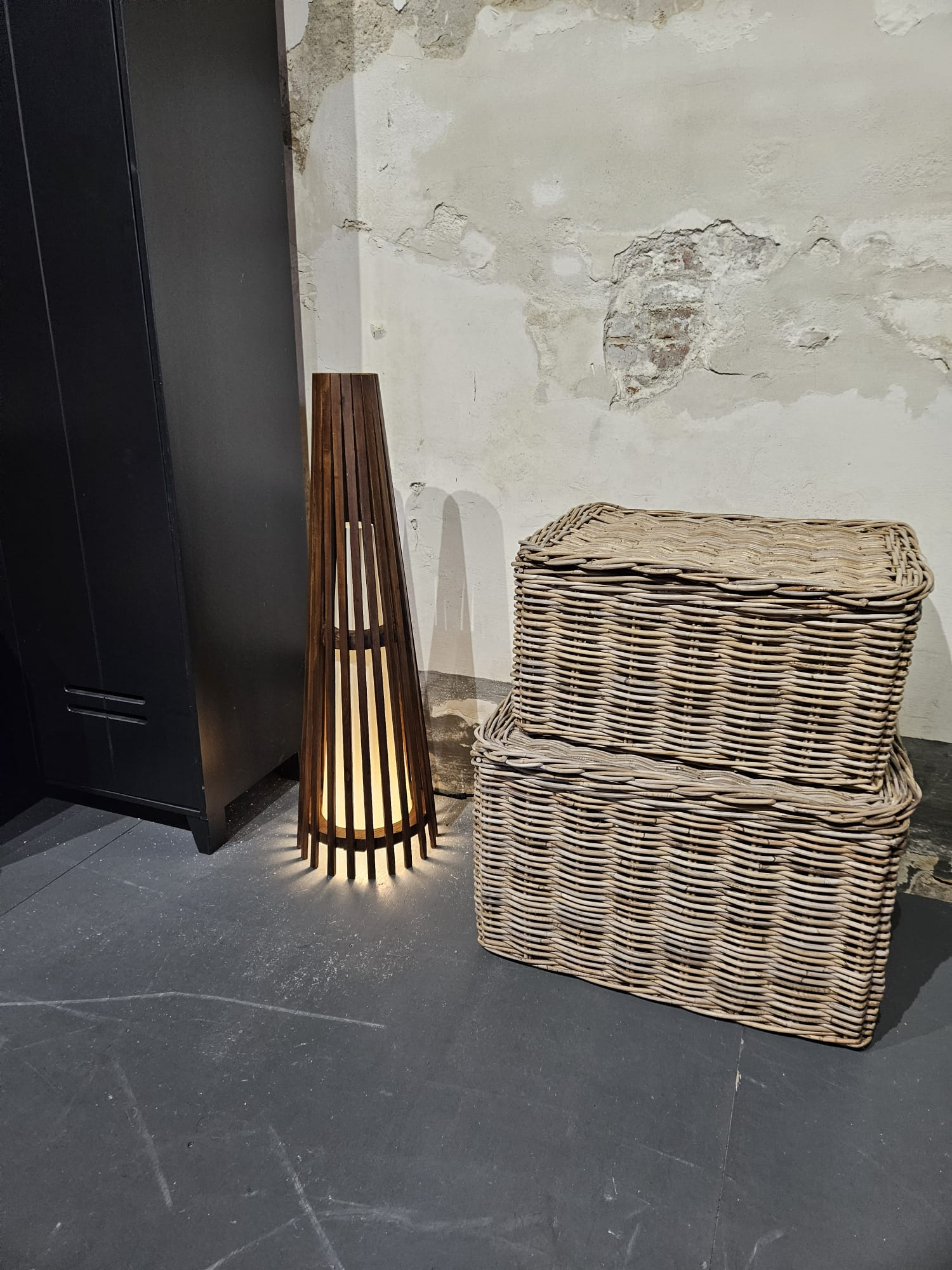 Interieurdirekt – Vloerlamp Anto – Teakhout – 90cm – Walnoot