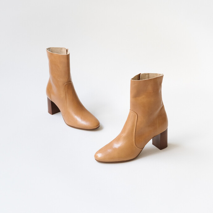 Boots à talons et bouts ronds avec coutures apparentes  cuir brillant cannelle