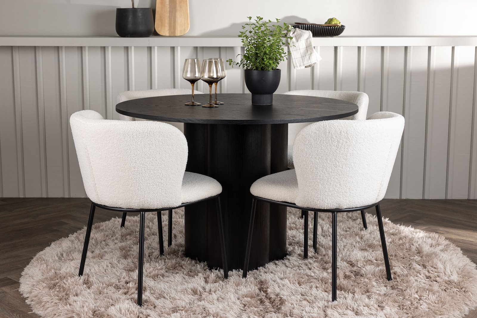 Olivia og Edina Spisegruppe Olivia rundt spisebord Ø110 cm i sort med 4 stk. Edina spisestoler i White Bouclé og sorte ben.