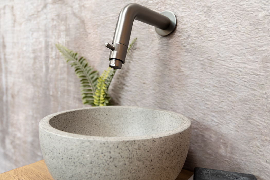 Saniclear Seba fonteinset met bruin eiken plank, grijze terrazzo waskom en verouderd ijzer kraan voor in het toilet