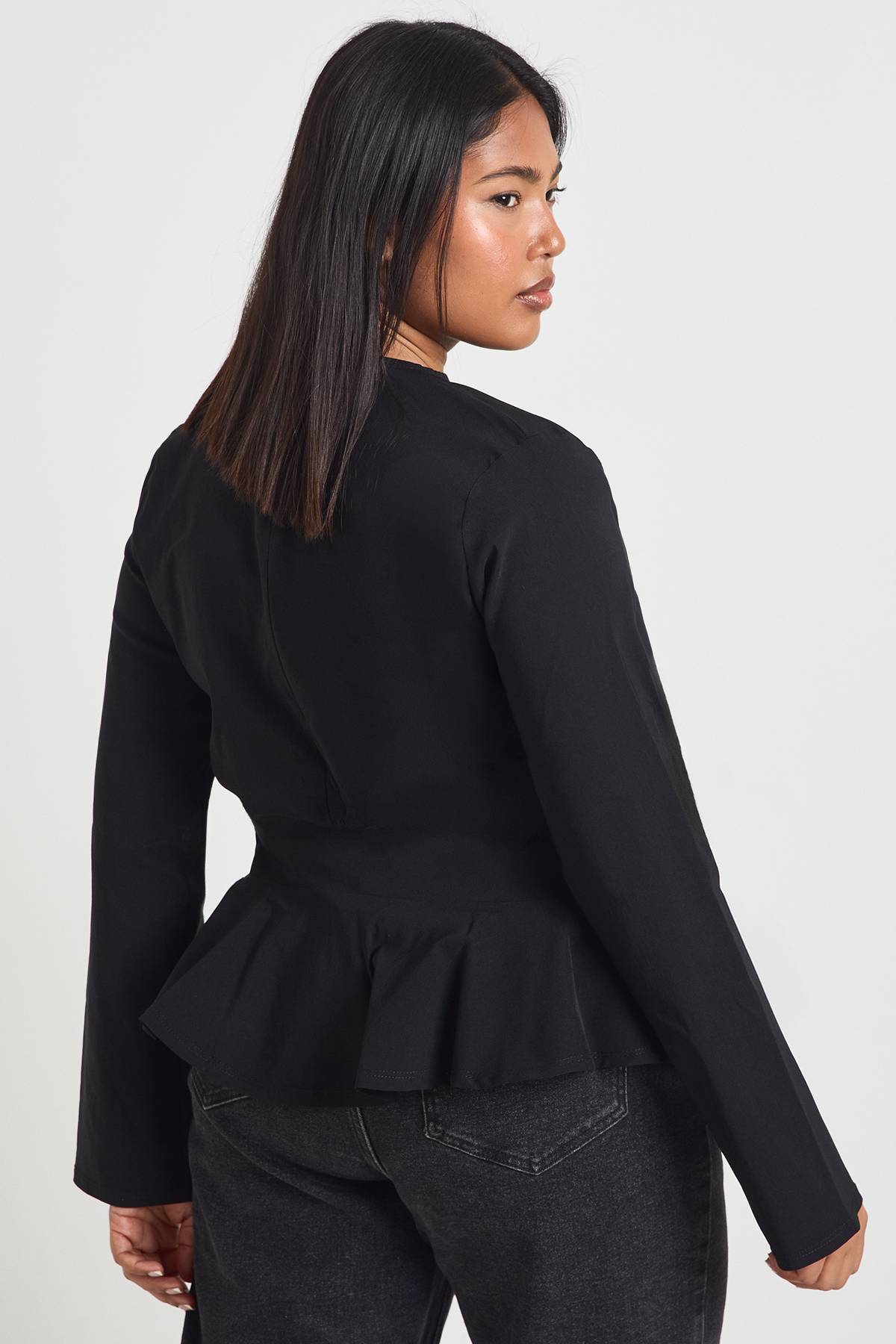 boohoo Haut Grande Taille À Manches Longues Avec Ourlet À Volants