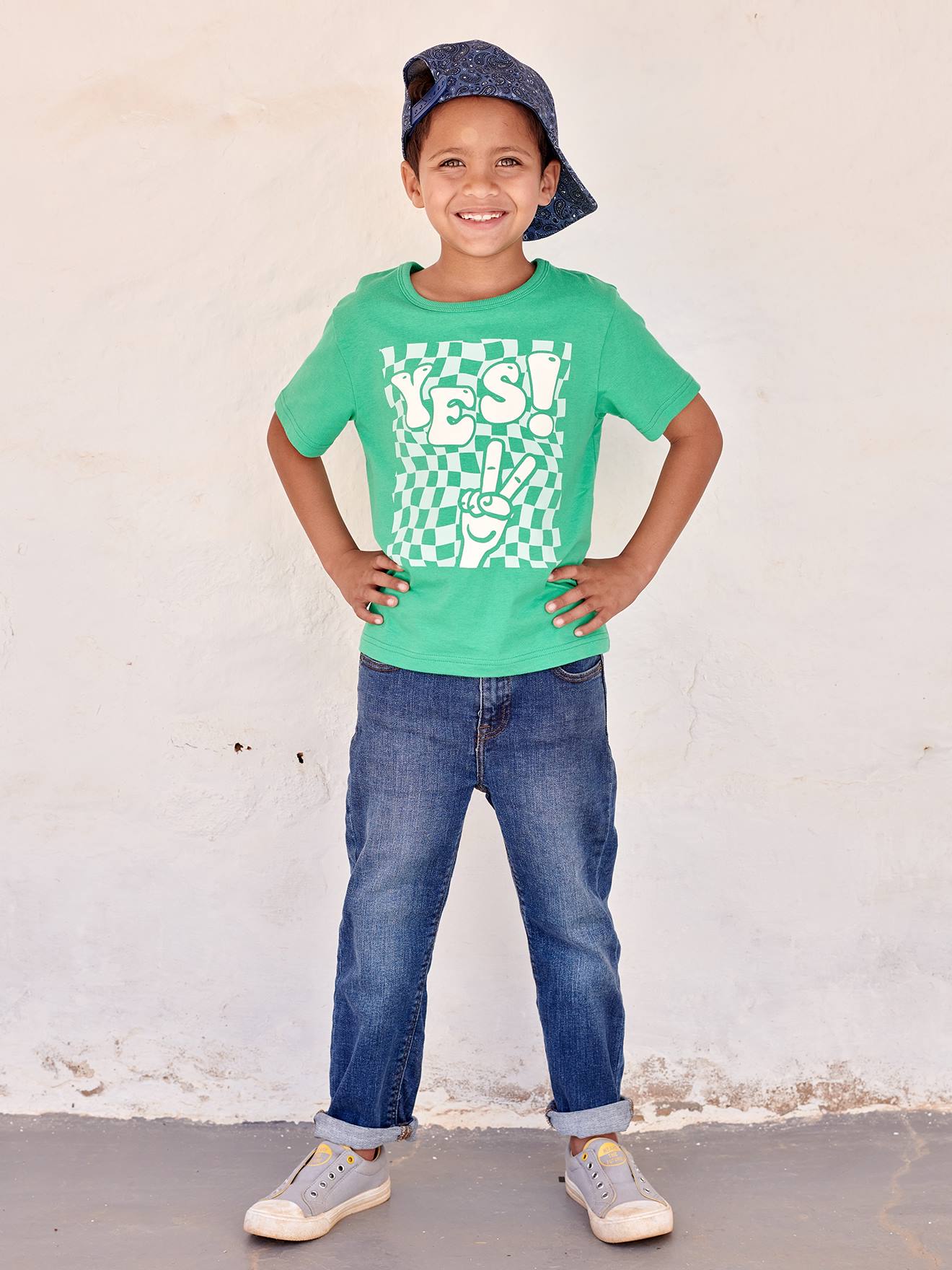 Camiseta verde infantil com estampa gigante e detalhes em relevo.