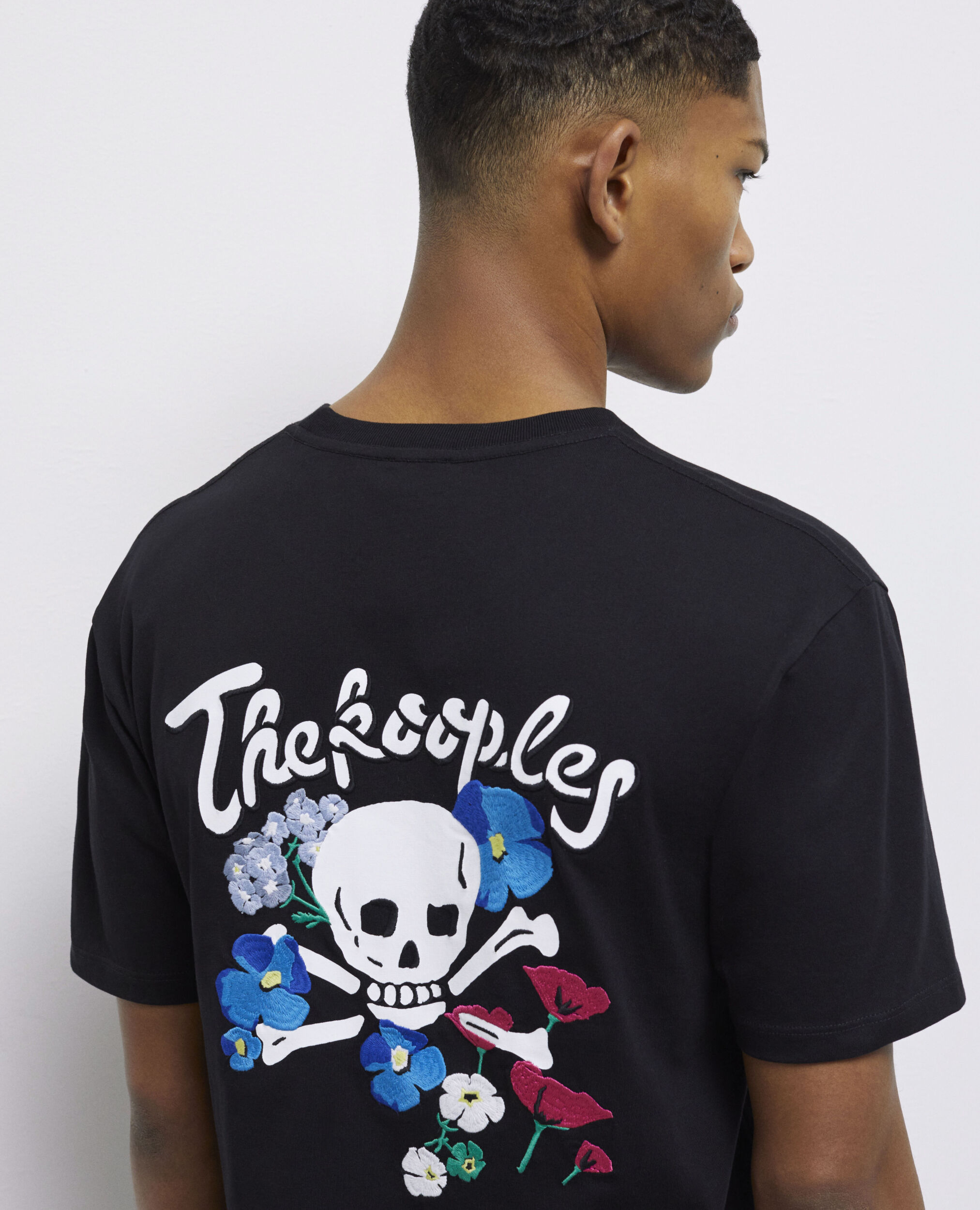T-shirt noir avec broderies