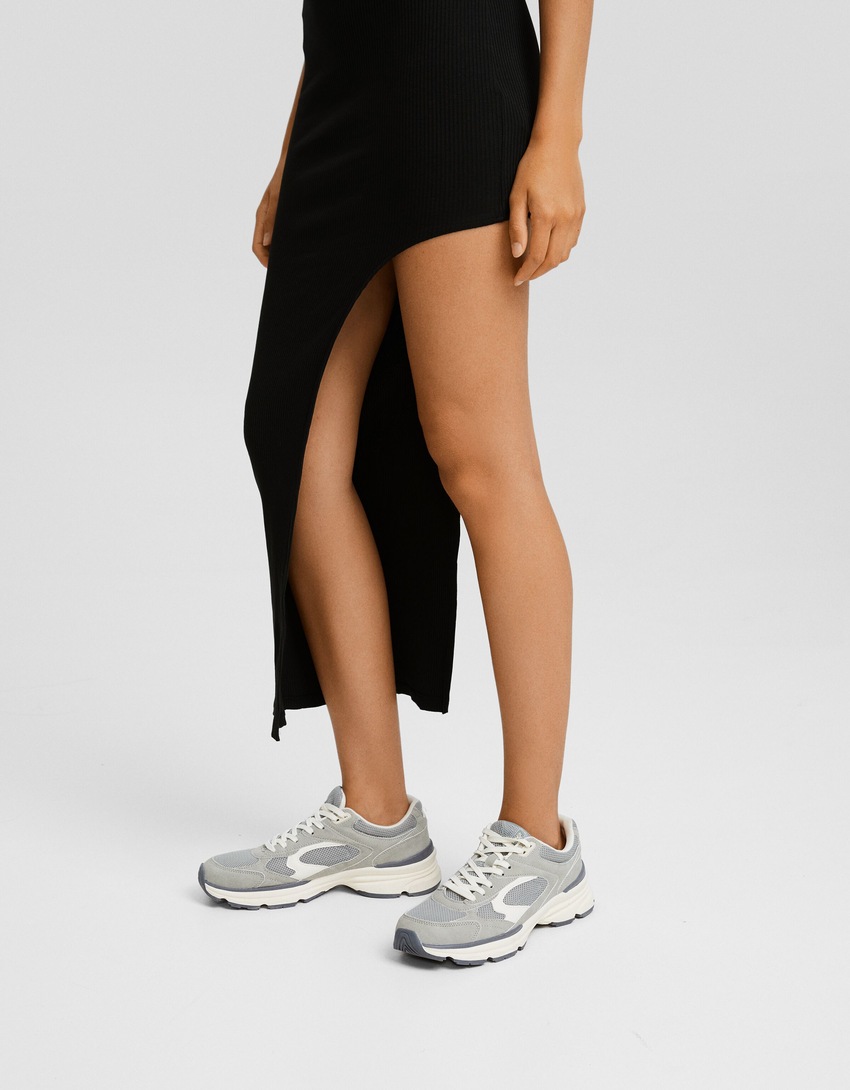 Vestido midi com fenda lateral