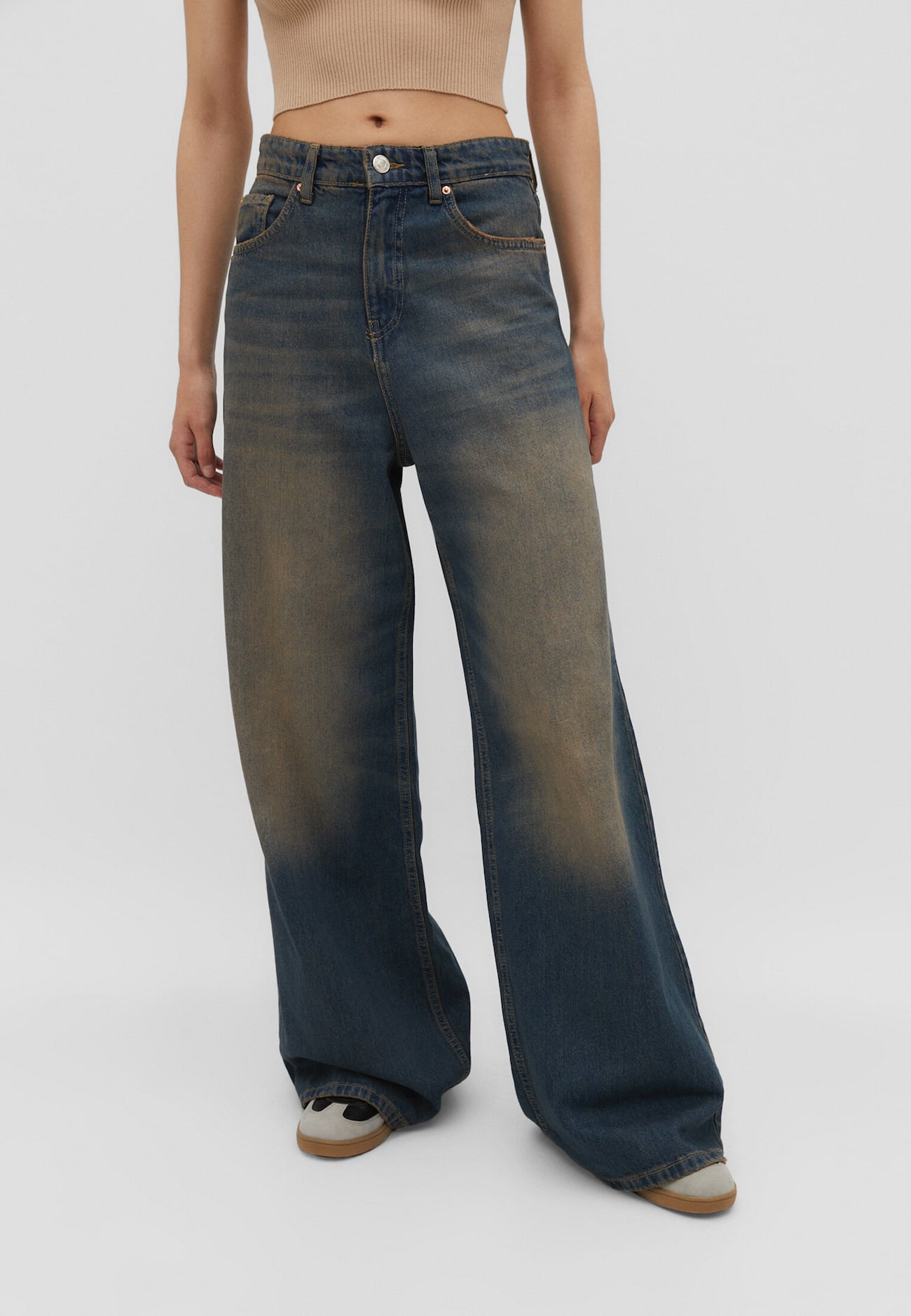 calça jeans de perna larga e modelagem solta