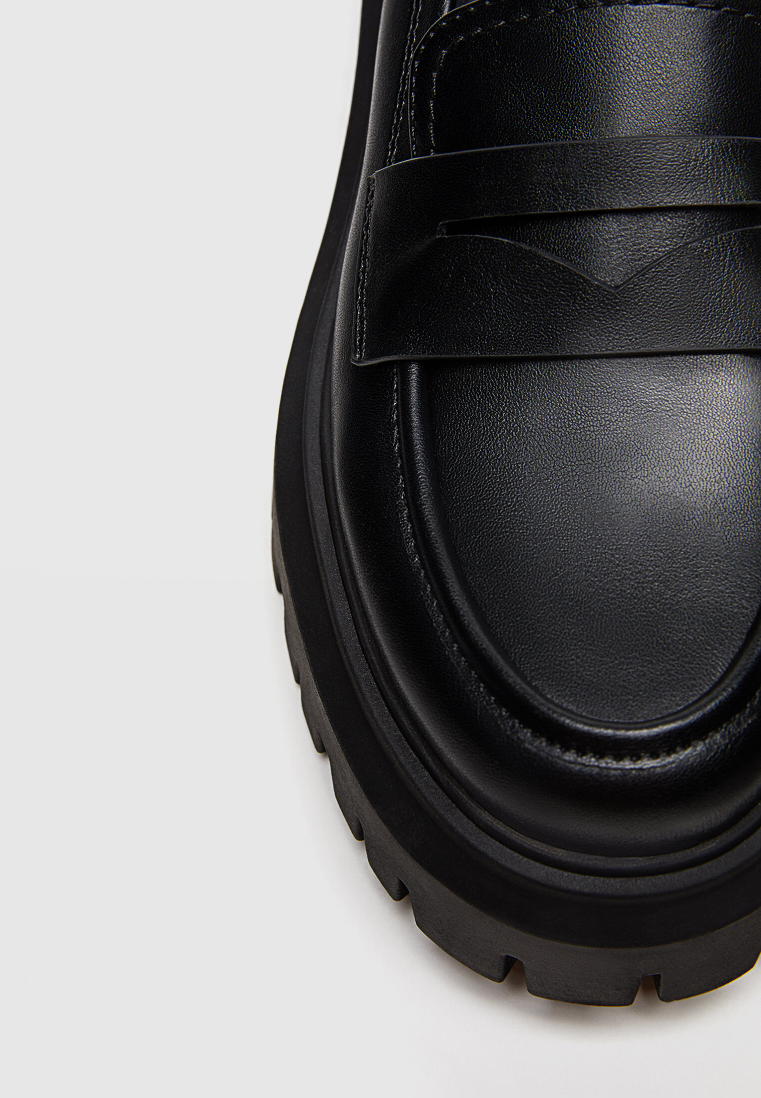 Mocassins pretos com solado tratorado