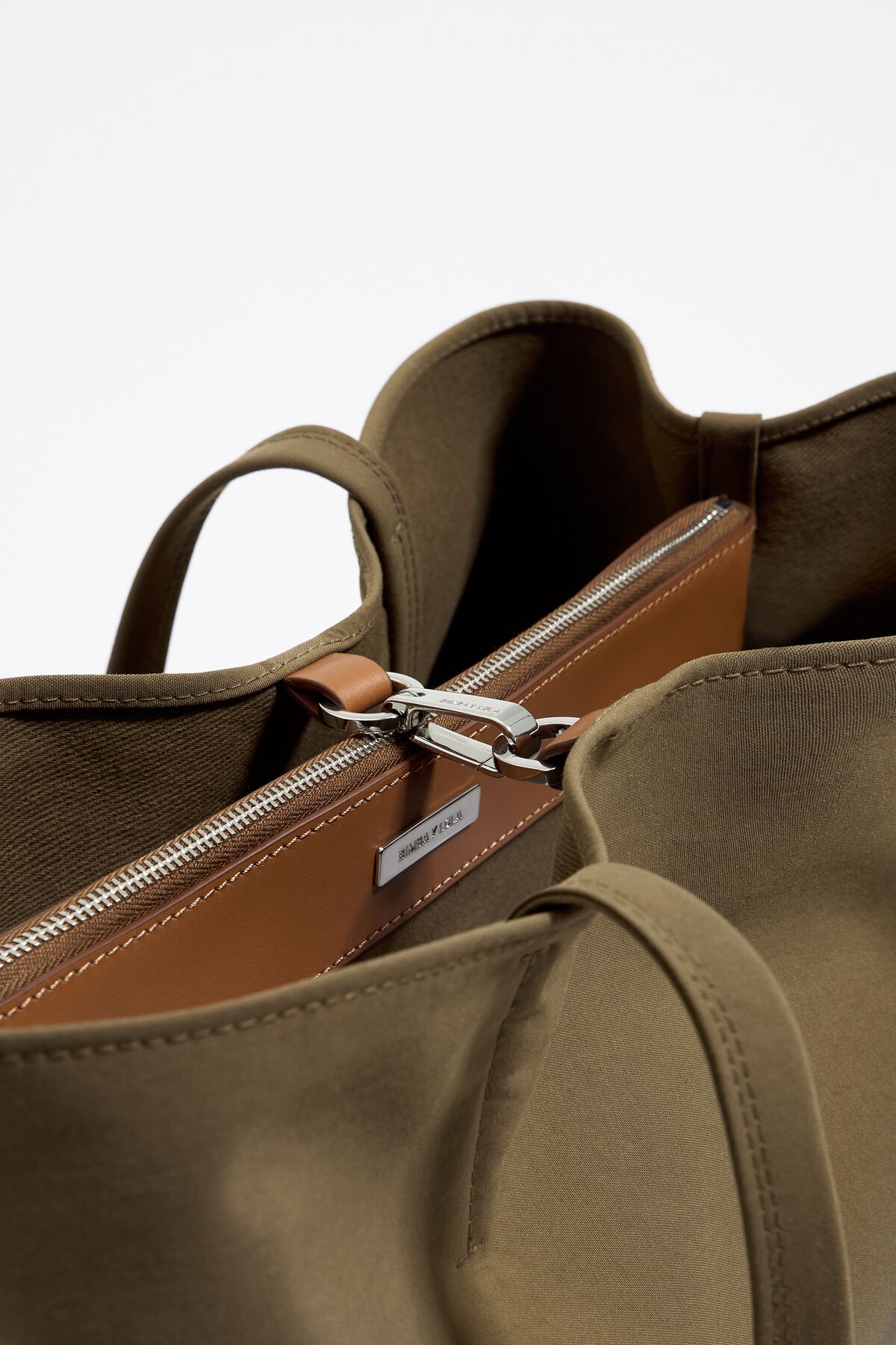 Bolsa grande para compras com estampa de Chihuahua em gabardine verde-oliva.