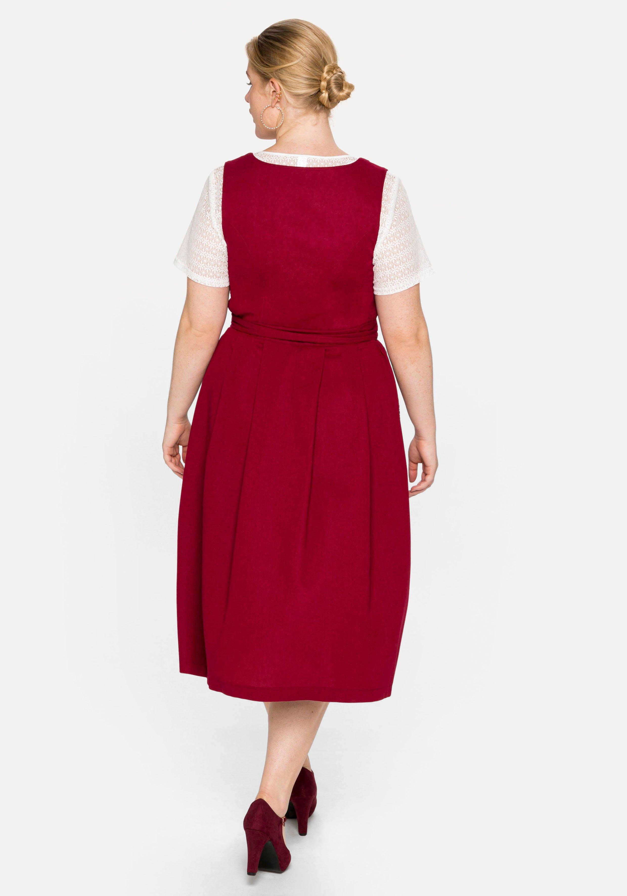Dirndl in Midilänge, mit Spitzenbluse und Schürze