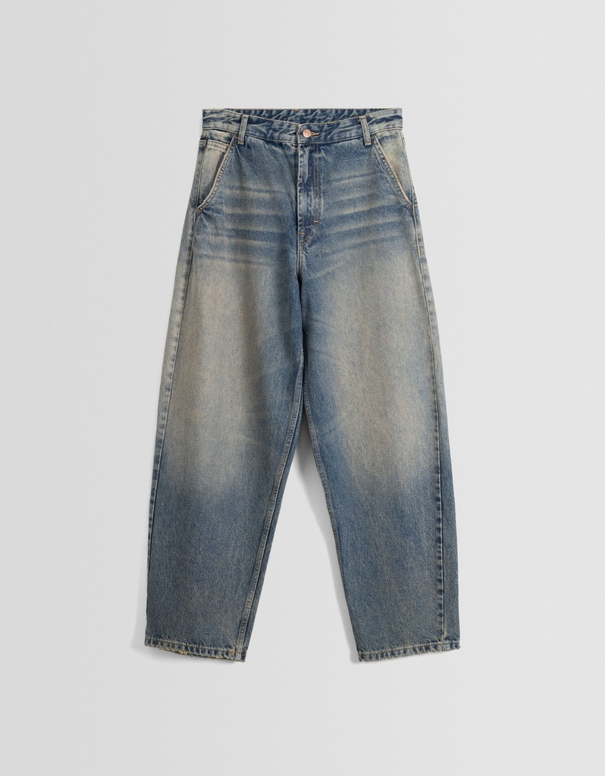 calça jeans estilo skater com efeito desbotado