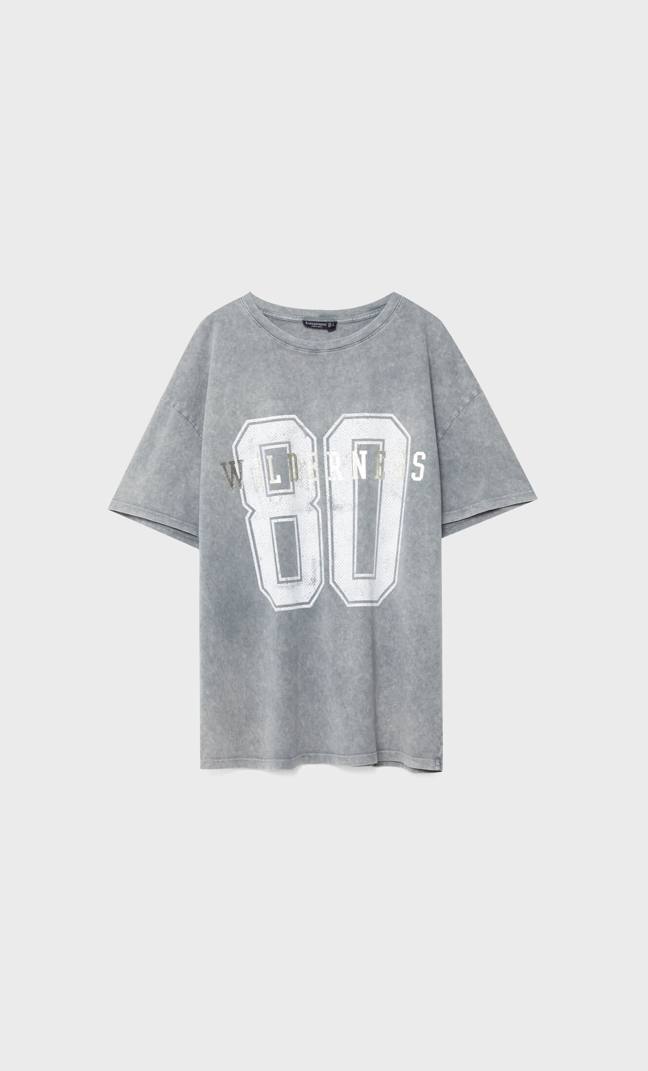 Camiseta oversized com efeito desbotado e estampa numérica.