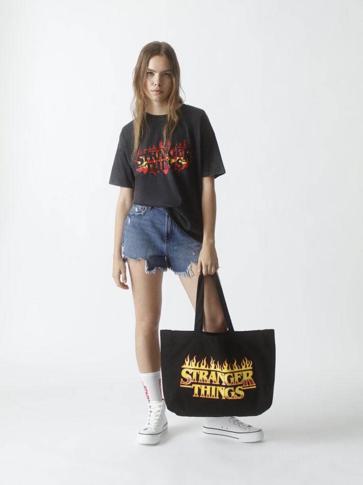 Camiseta estampada Stranger Things - Netflix - Preta