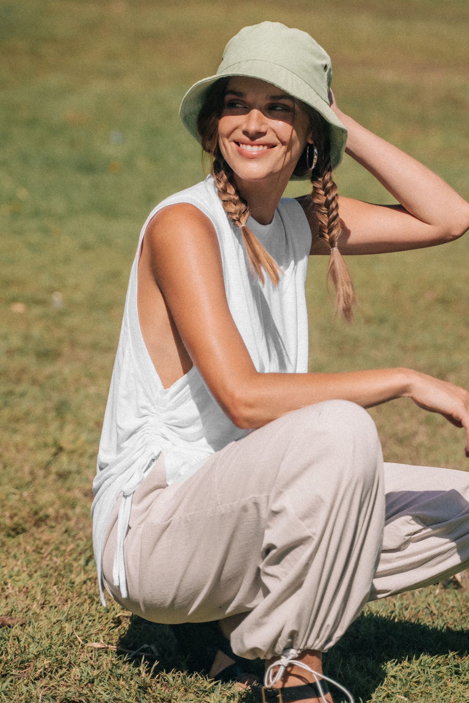 T-shirt asymétrique sans manches à col rond blanc