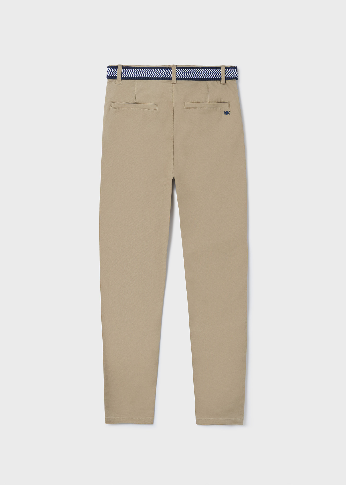 Calça chino em piqué com cinto pequeno.