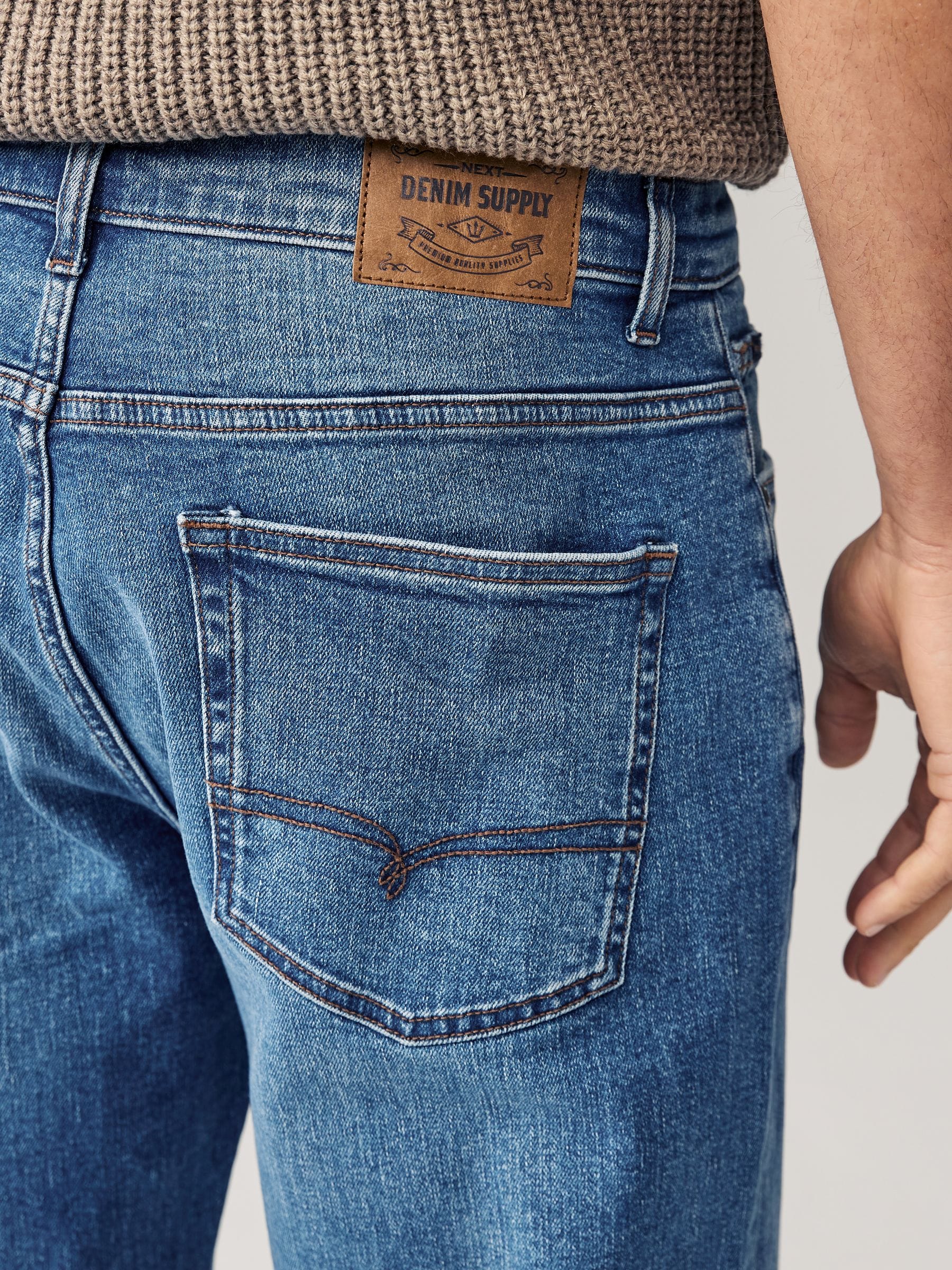 Mediumblauw - Standaard toelopende pasvorm - Vintage wash denim jeans