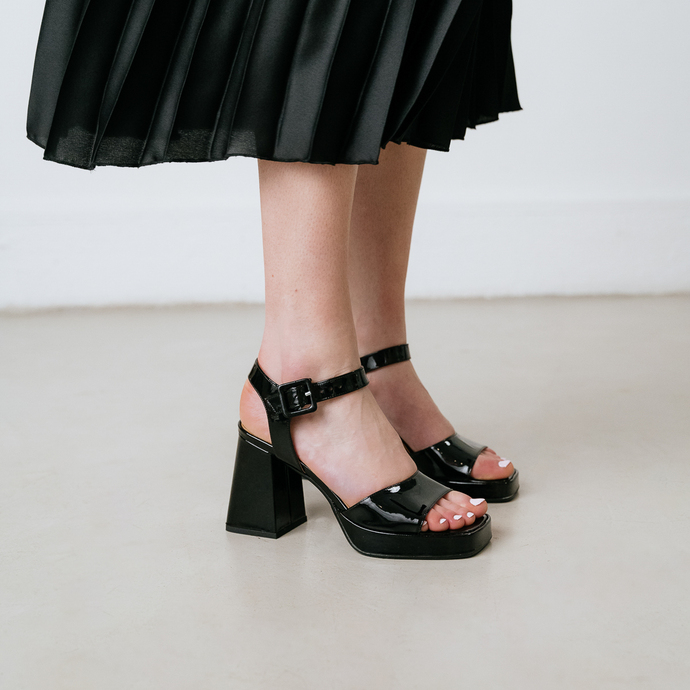 Sandales à brides et plateformes  en vernis noir