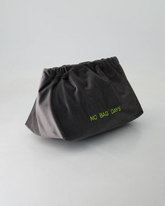 Sorbet Island Velvet Clutch Clutch in Grau